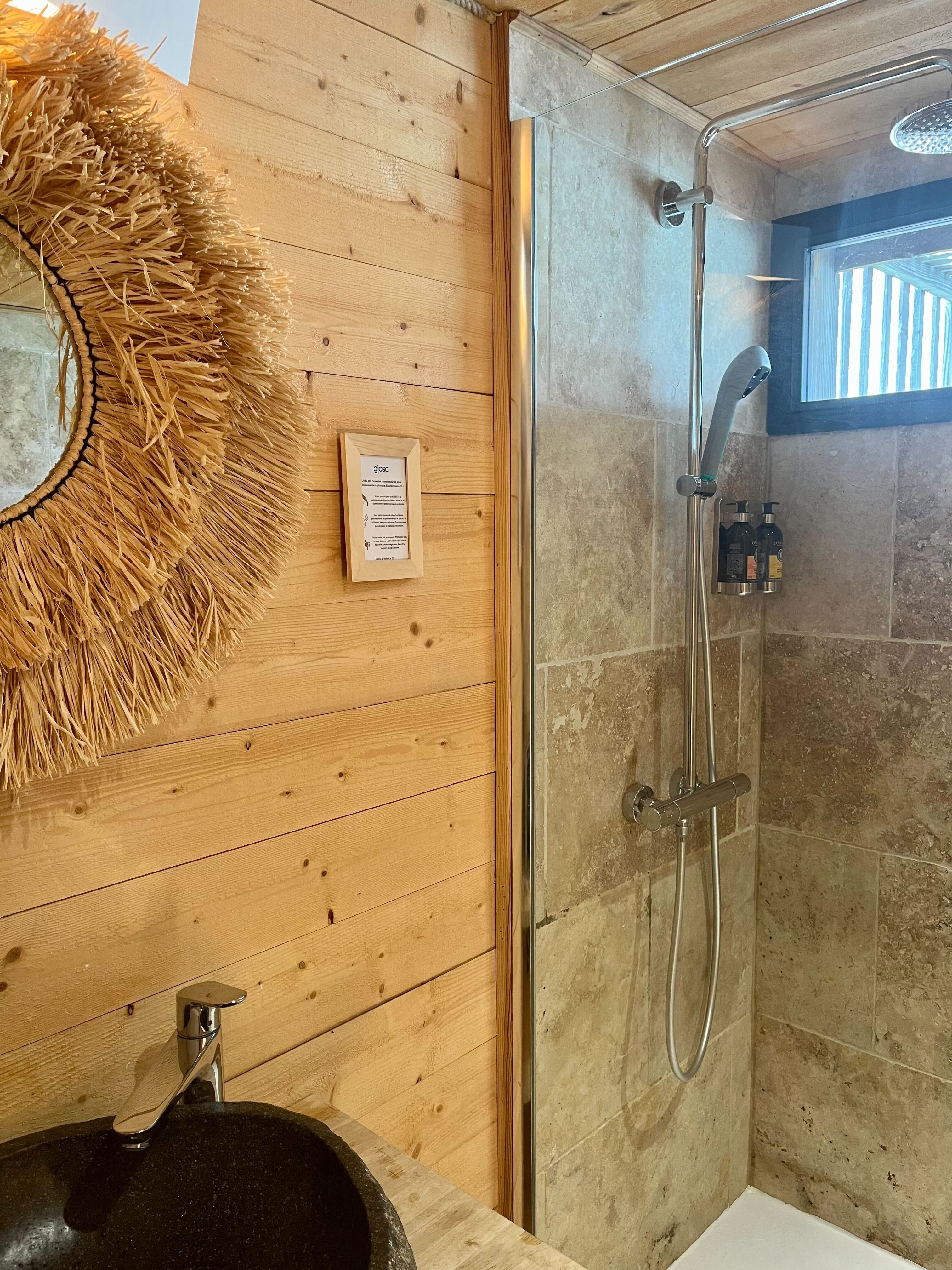 Cabane Spa Paradis : une évasion sur l'eau en Provence à Sorgues — cuisine