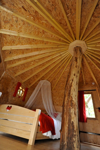 Le Nid d'amour : une cabane perchée pour une escapade romantique à Quincié En Beaujolais — vue depuis la terrasse