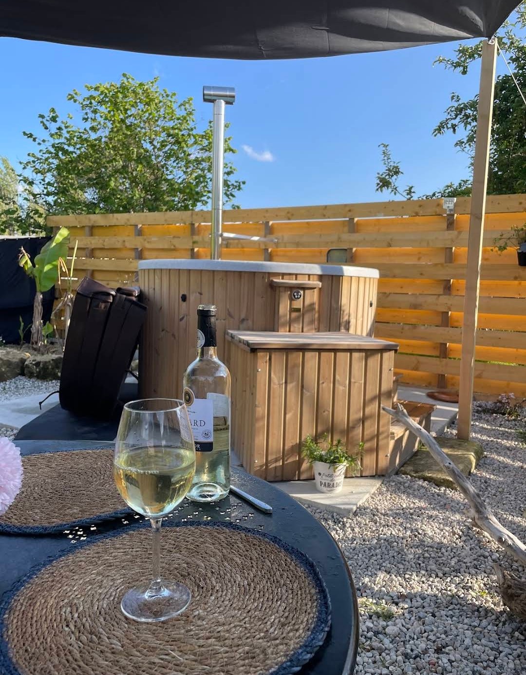 Roulotte D'elfes & spa : une escapade enchantée en Nouvelle Aquitaine à Thénac — espace de vie
