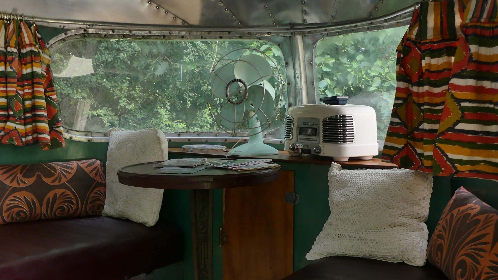 NAIA 1949 — Caravane avec spa à BelRepayre, Ariège à Manses — chambre