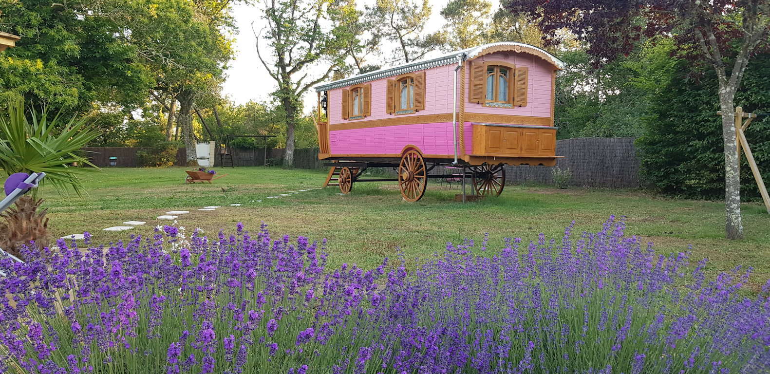 Roulotte Ô Bois d'mon cœur : une évasion poétique en Nouvelle-Aquitaine — Roulotte à Bussac-Foret