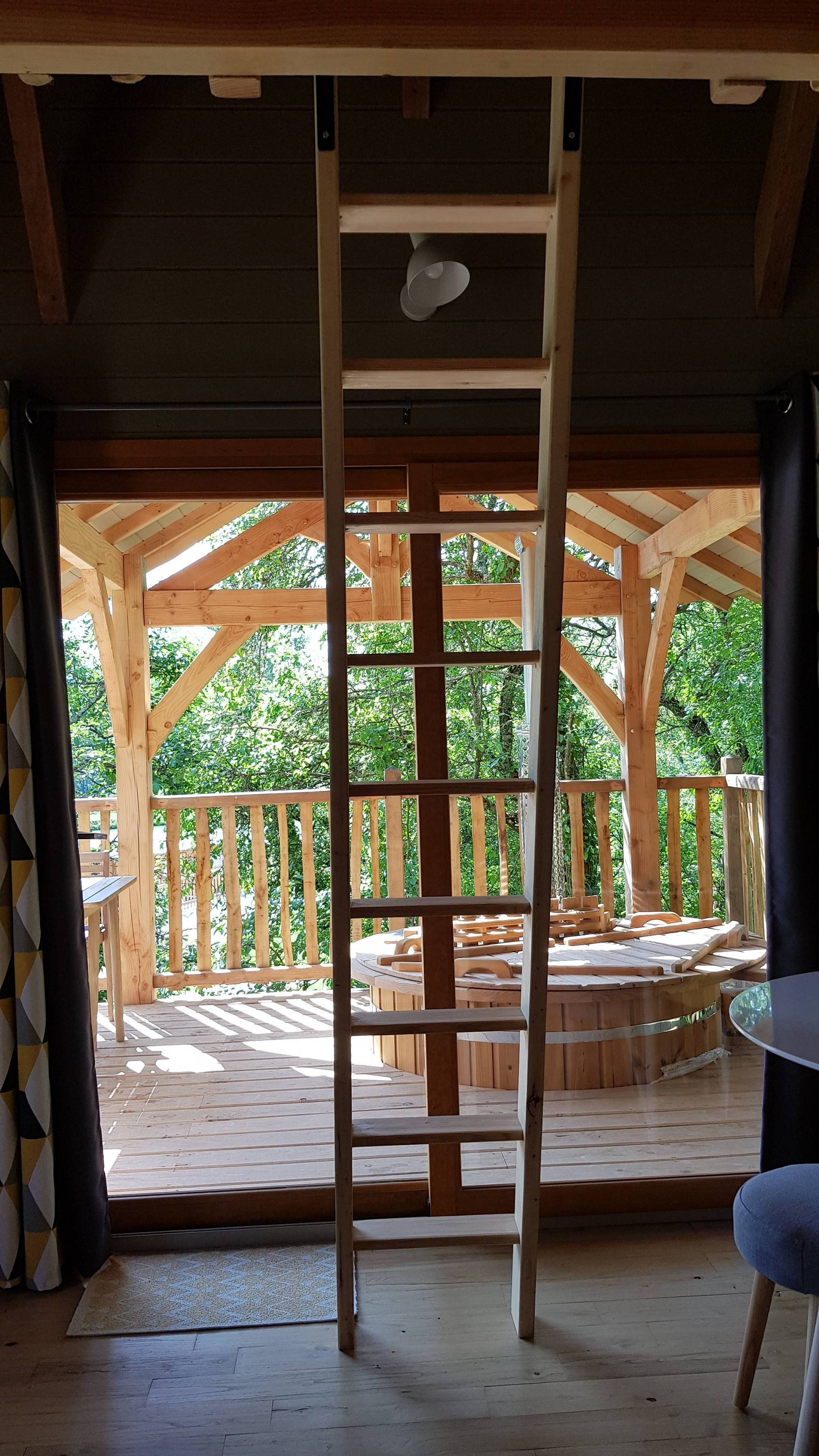 La Cabane Perchée & Spa : une évasion insolite en Bourgogne à Chassey — salle de bain