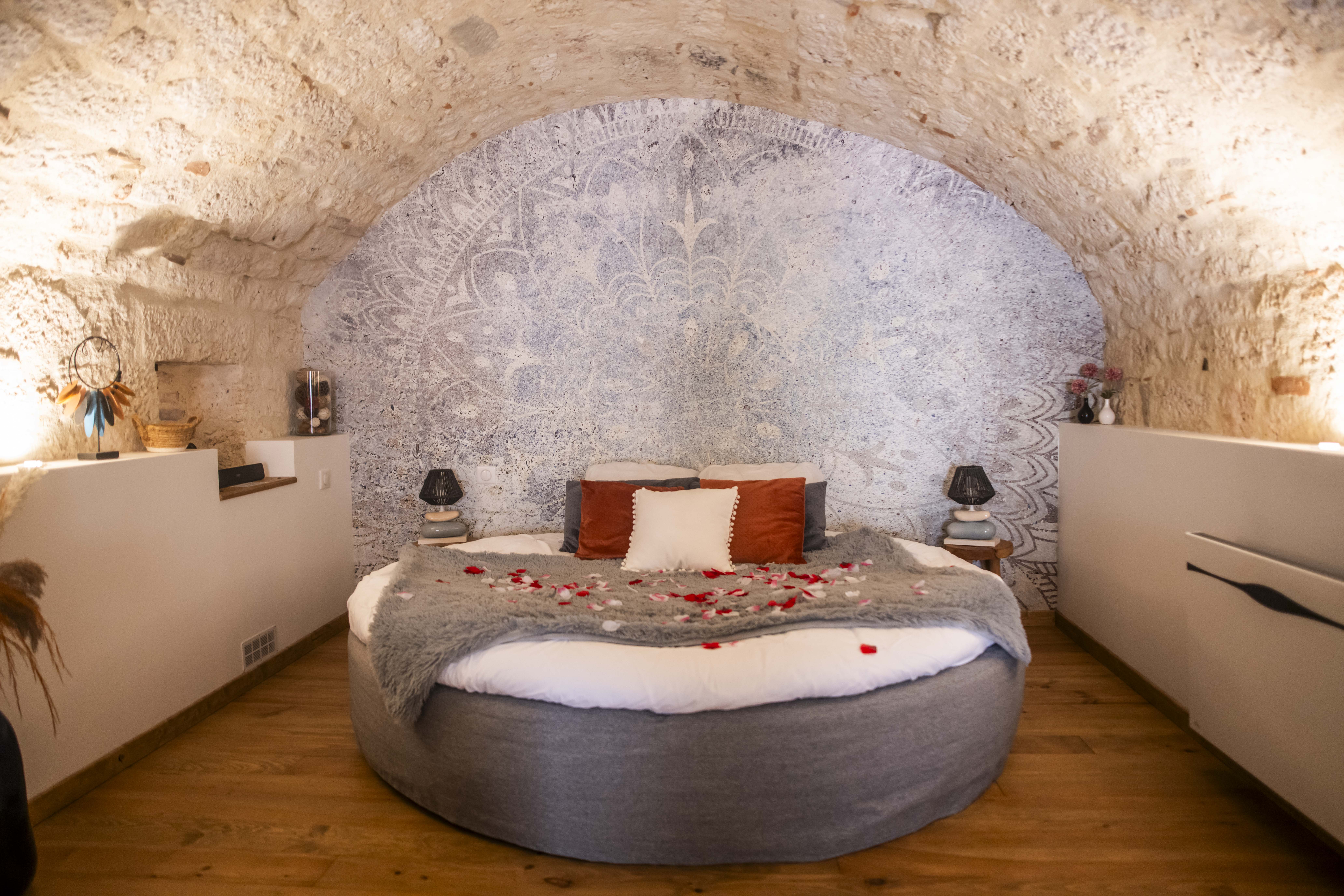 Le Secret & Spa : une maison troglodyte au cœur du Quercy à Montpezat De Quercy — salle de bain