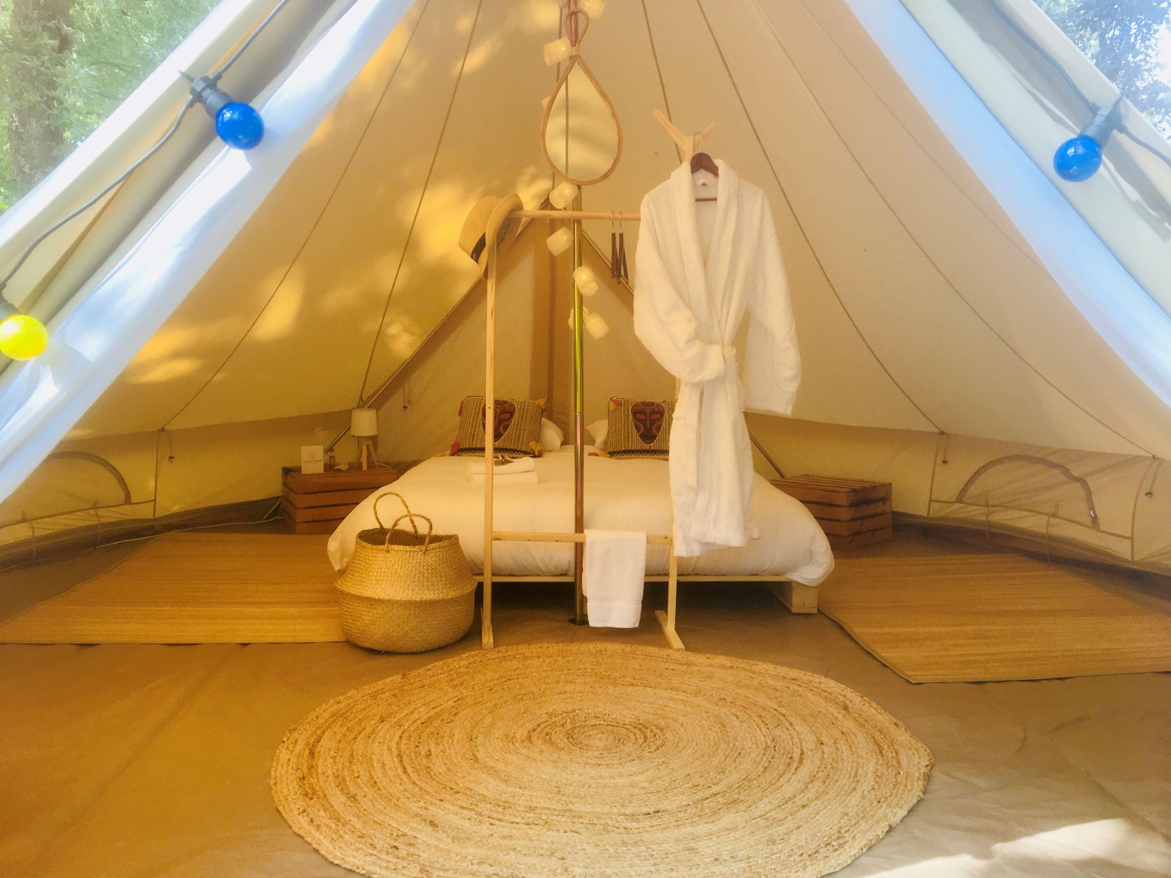 Tente Nomade Family — Séjour bohème avec spa à Gers à Riguepeu — vue intérieure