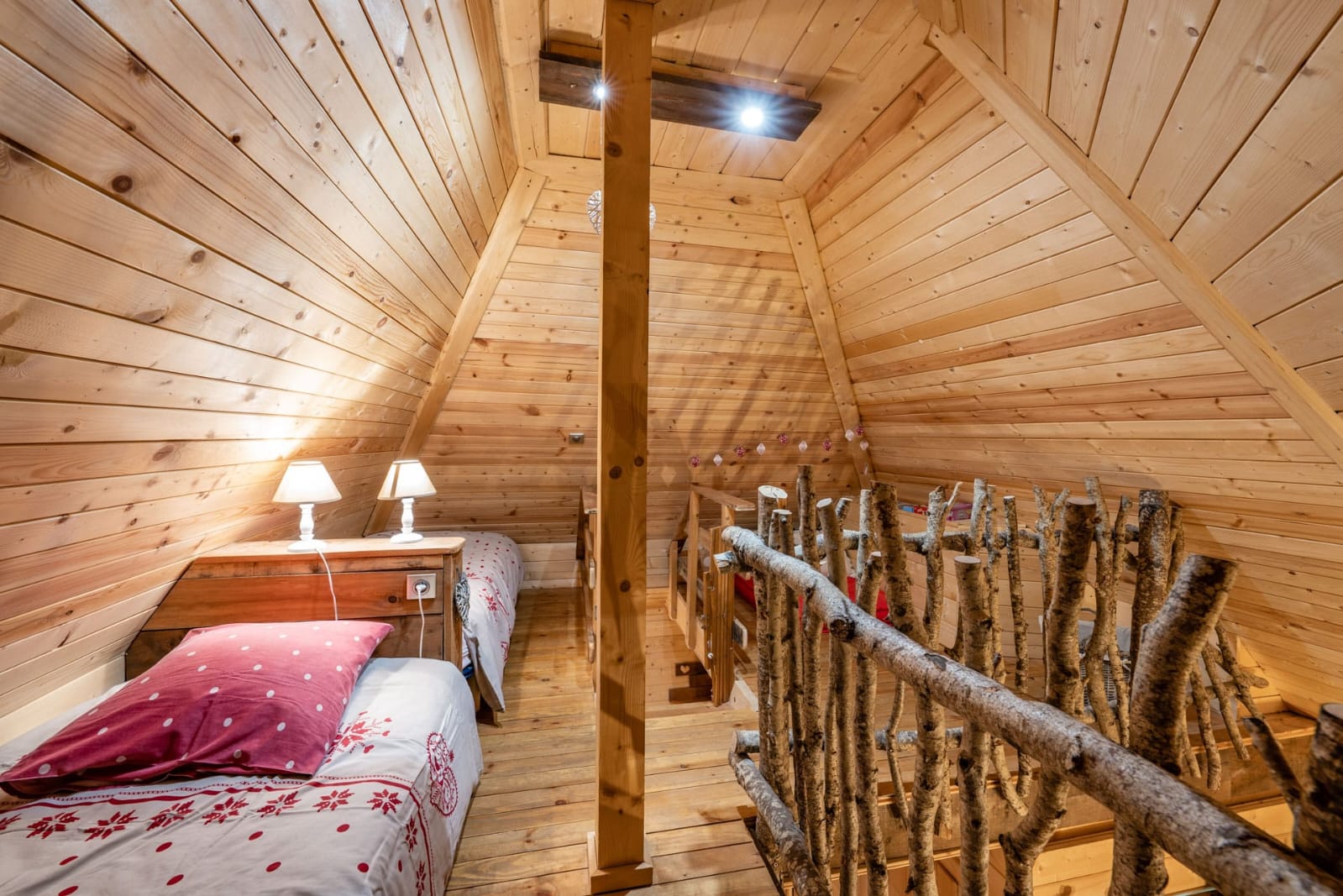 Cabane Spa Les Elfes : une escapade enchantée en hauteur à Saint Léger Les Mélèzes — vue depuis la terrasse