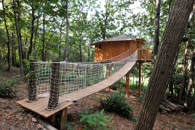 Le Nid d'amour : une cabane perchée pour une escapade romantique à Quincié En Beaujolais — chambre