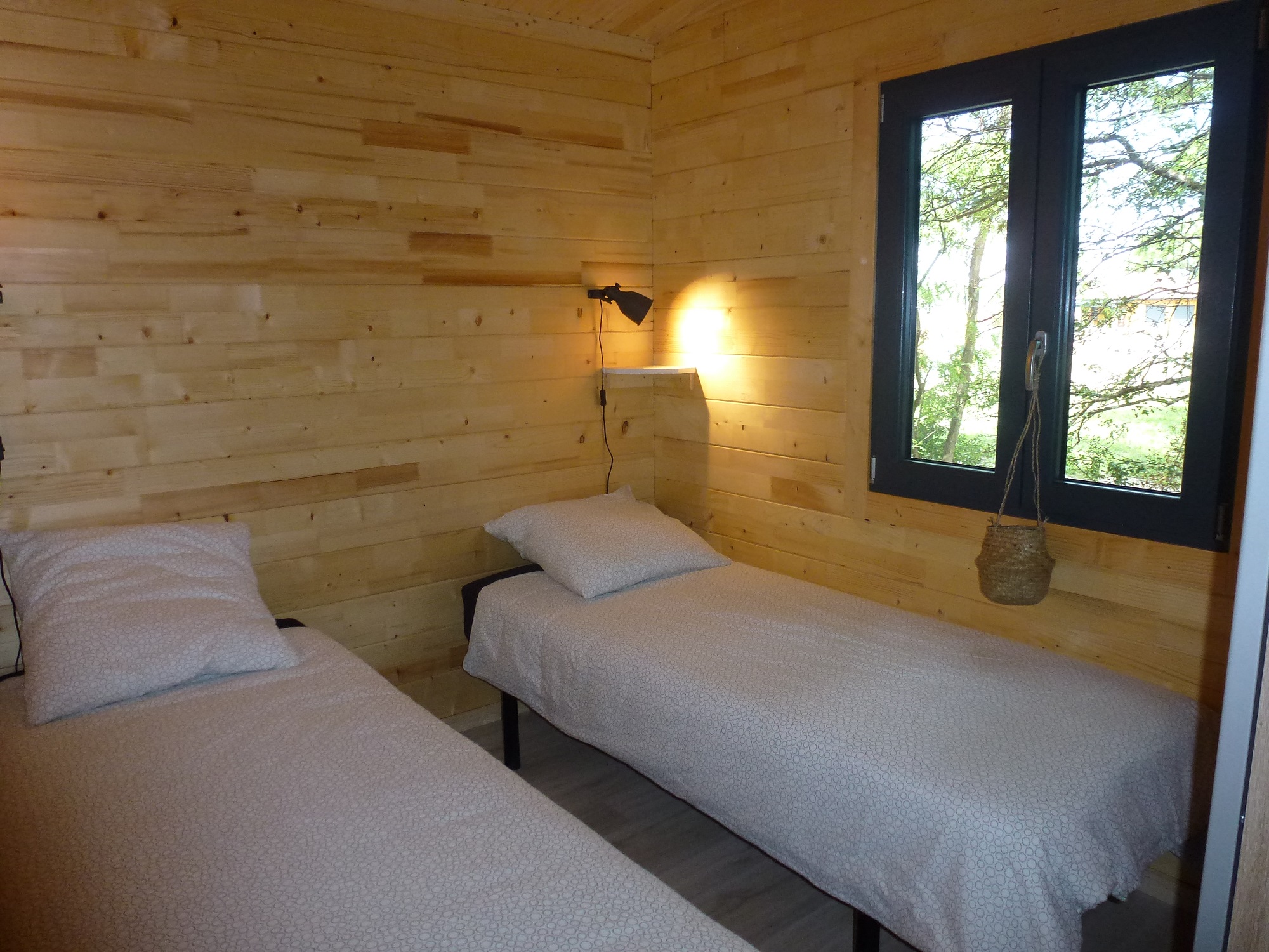 Une cabane insolite au cœur de la nature en Rhône-Alpes à Châteauneuf Sur Isère — espace de vie
