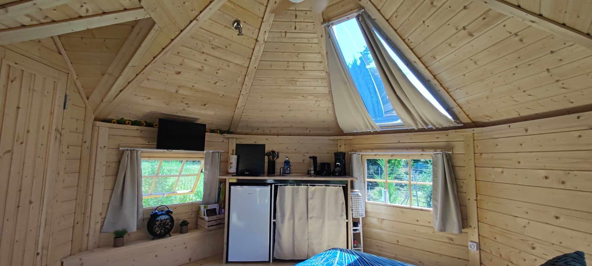 Séjournez dans une cabane Kota finlandaise au cœur de la Bourgogne à Laives — chambre