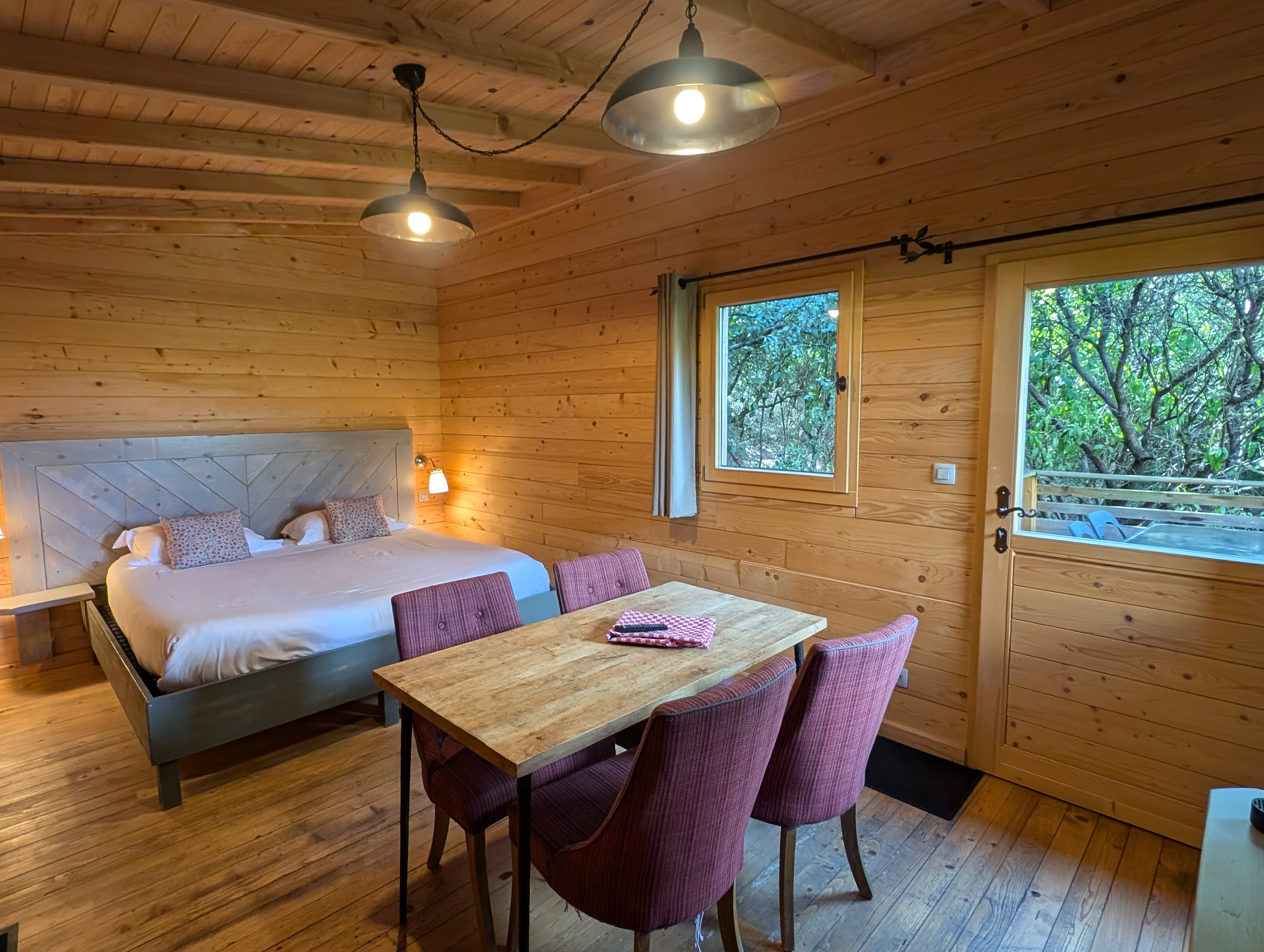 Cabane Chaumine : une échappée belle sur pilotis à Villalier — espace de vie