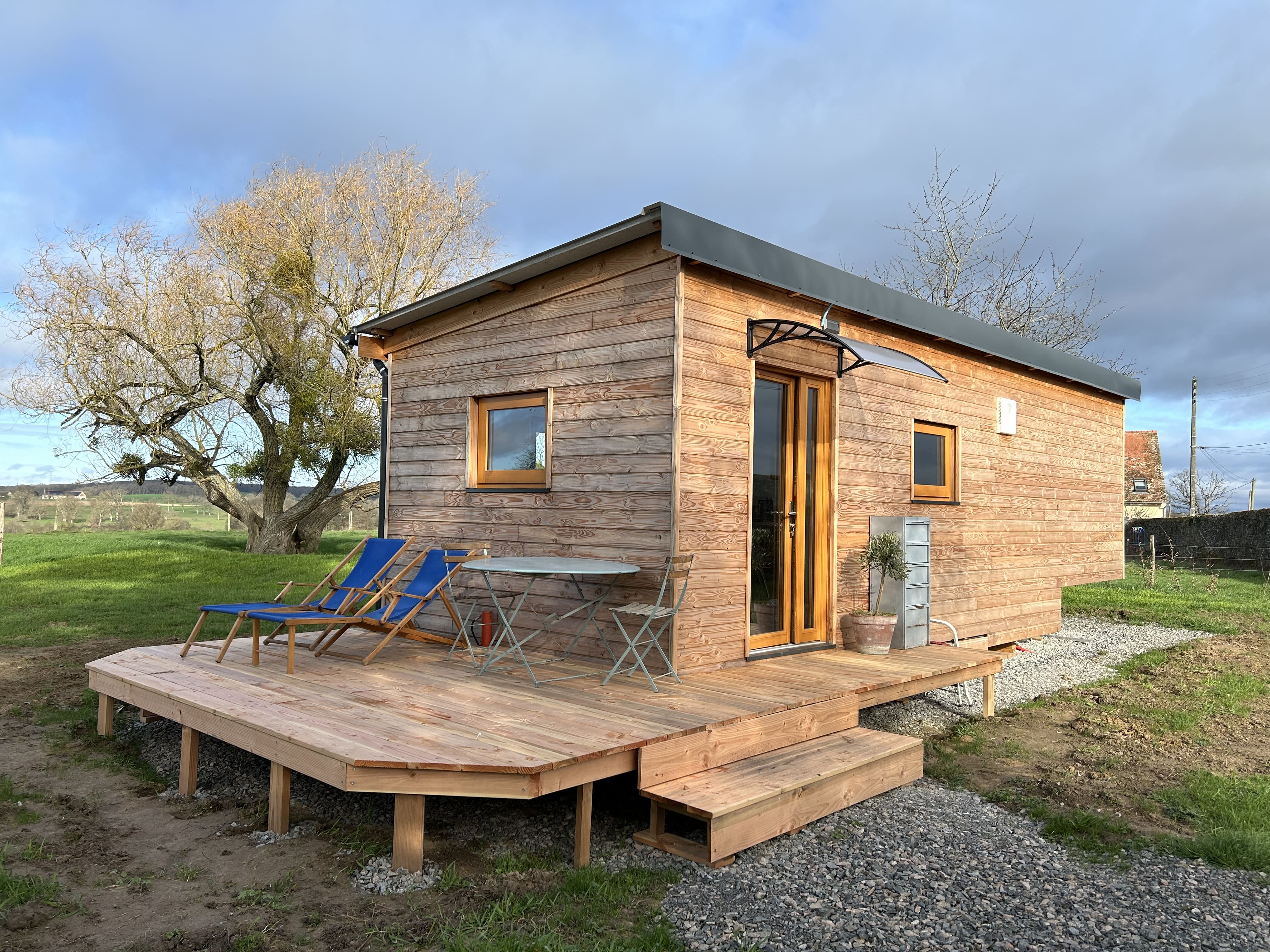 Évasion dans une tiny house moderne en Bourgogne à Chevenon — vue intérieure