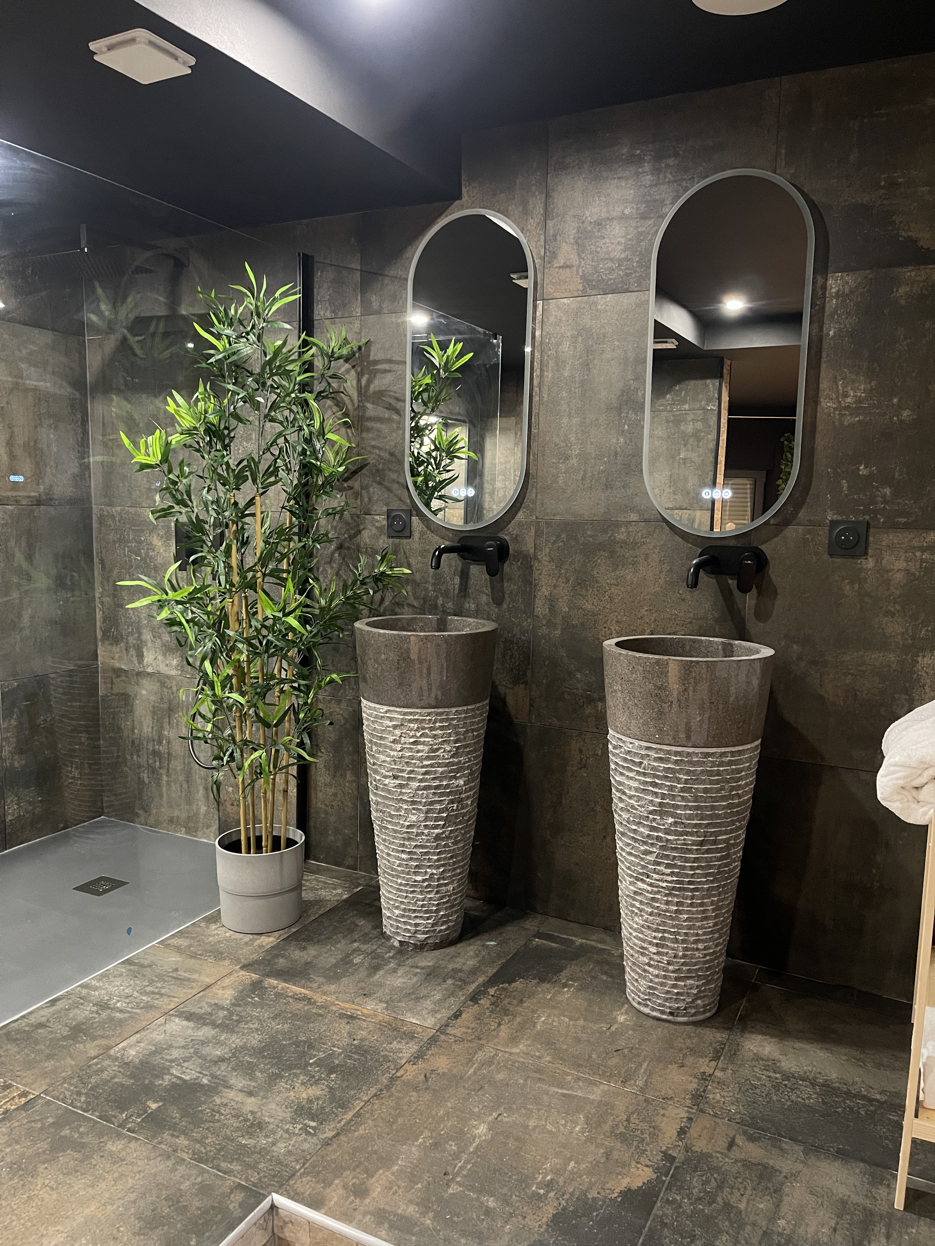 Spa & Love Exotic — Appartement avec spa à Clermont-Ferrand à Clermont-Ferrand — chambre