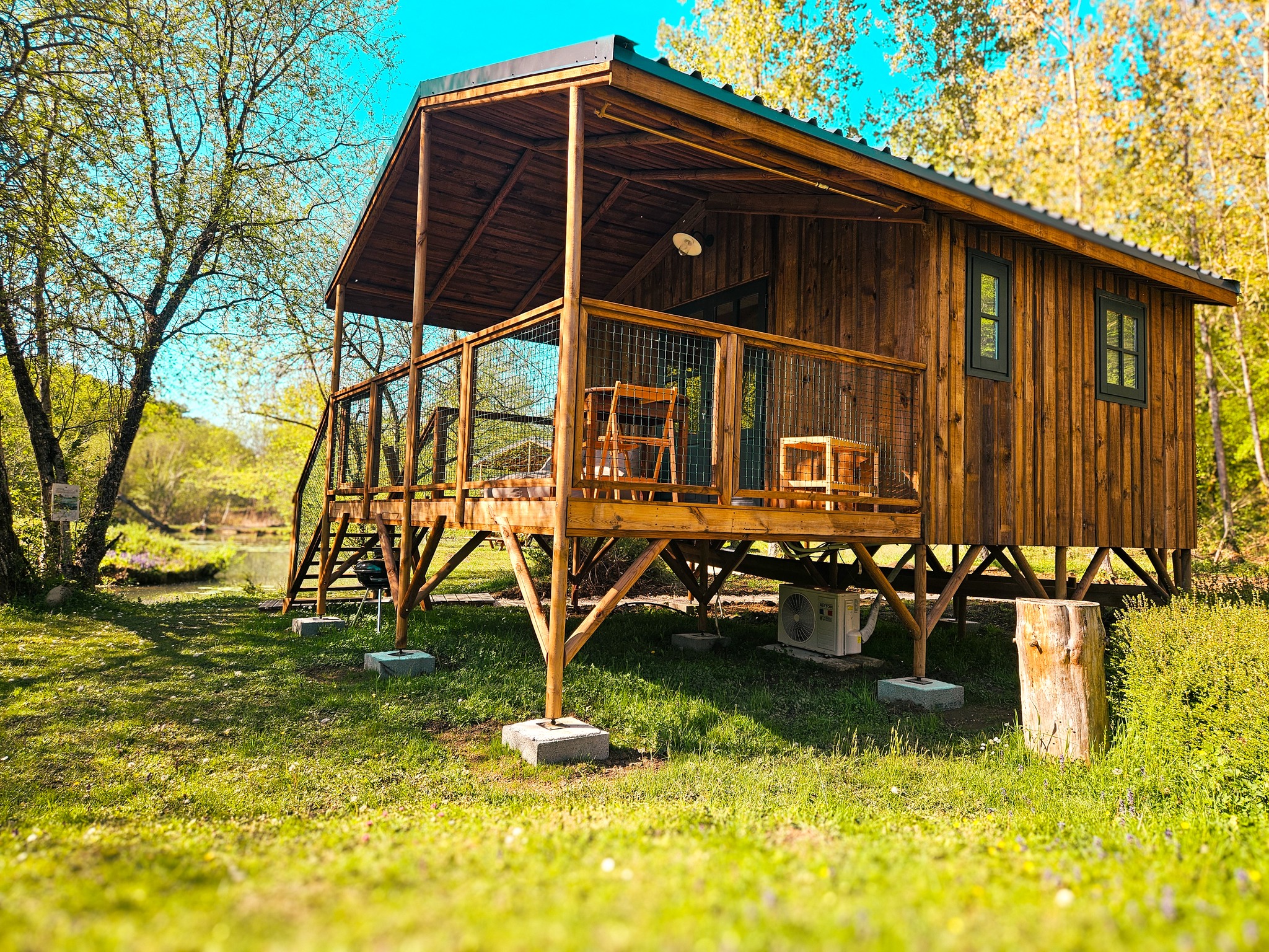 La Cabane du Héron : un lodge sur pilotis au bord de l'étang à Saint Andre Allas — vue intérieure