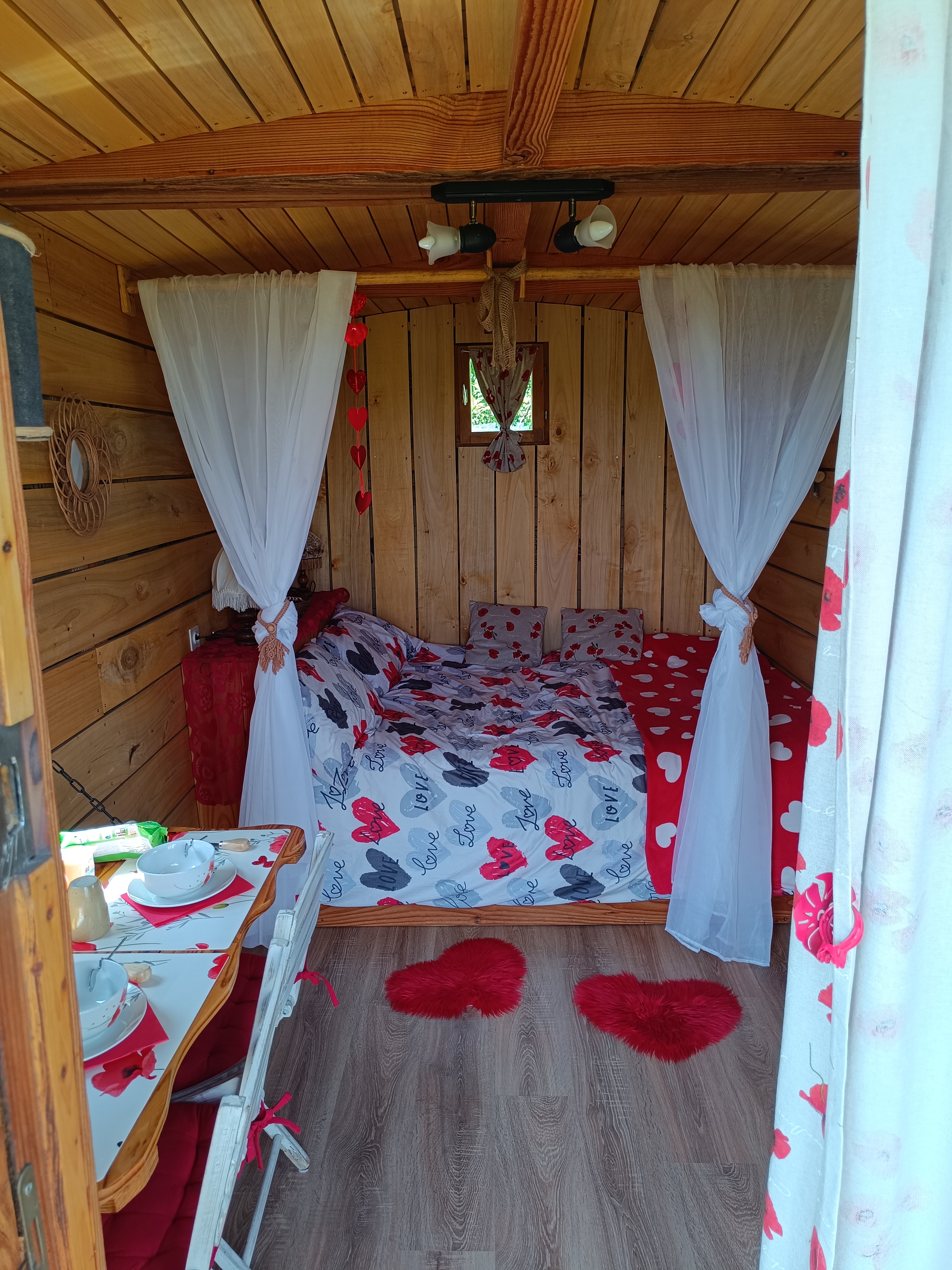 Roulotte romantique — Nuit avec spa à Allier à Vichy — vue intérieure