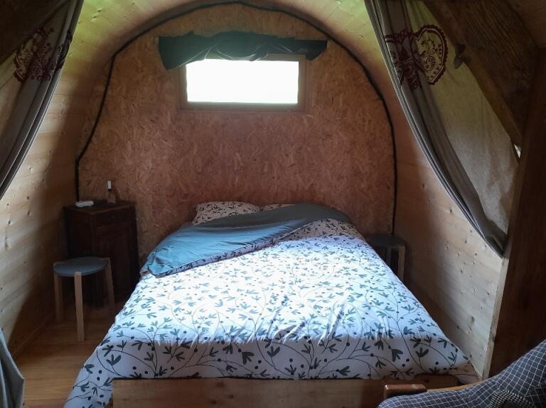 La hutte : une cabane étoilée en Franche-Comté à Rochejean — vue intérieure
