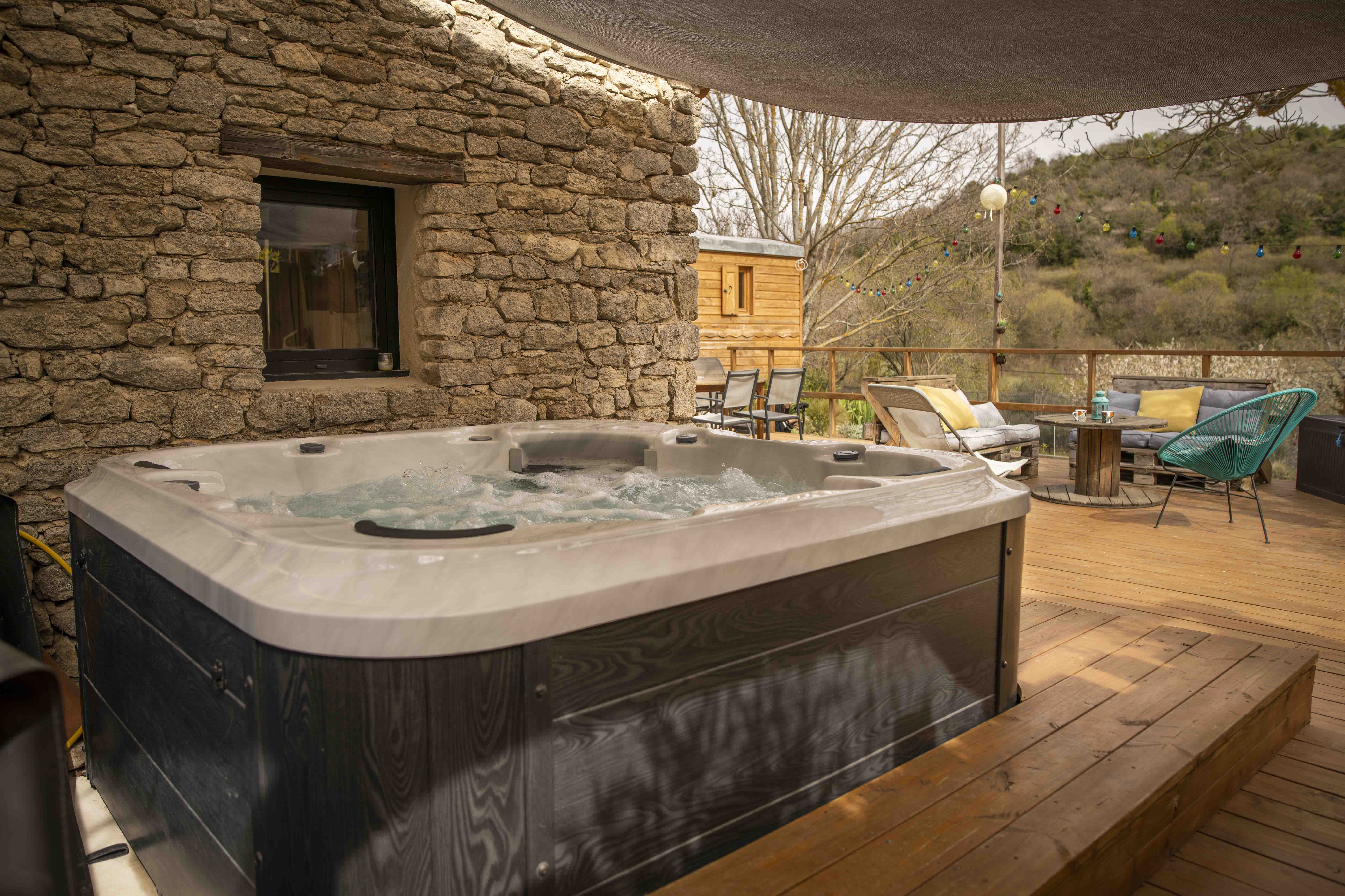 Roulotte la Clé du Luberon — Roulotte avec spa à Buoux (Vaucluse) à Buoux — vue depuis la terrasse