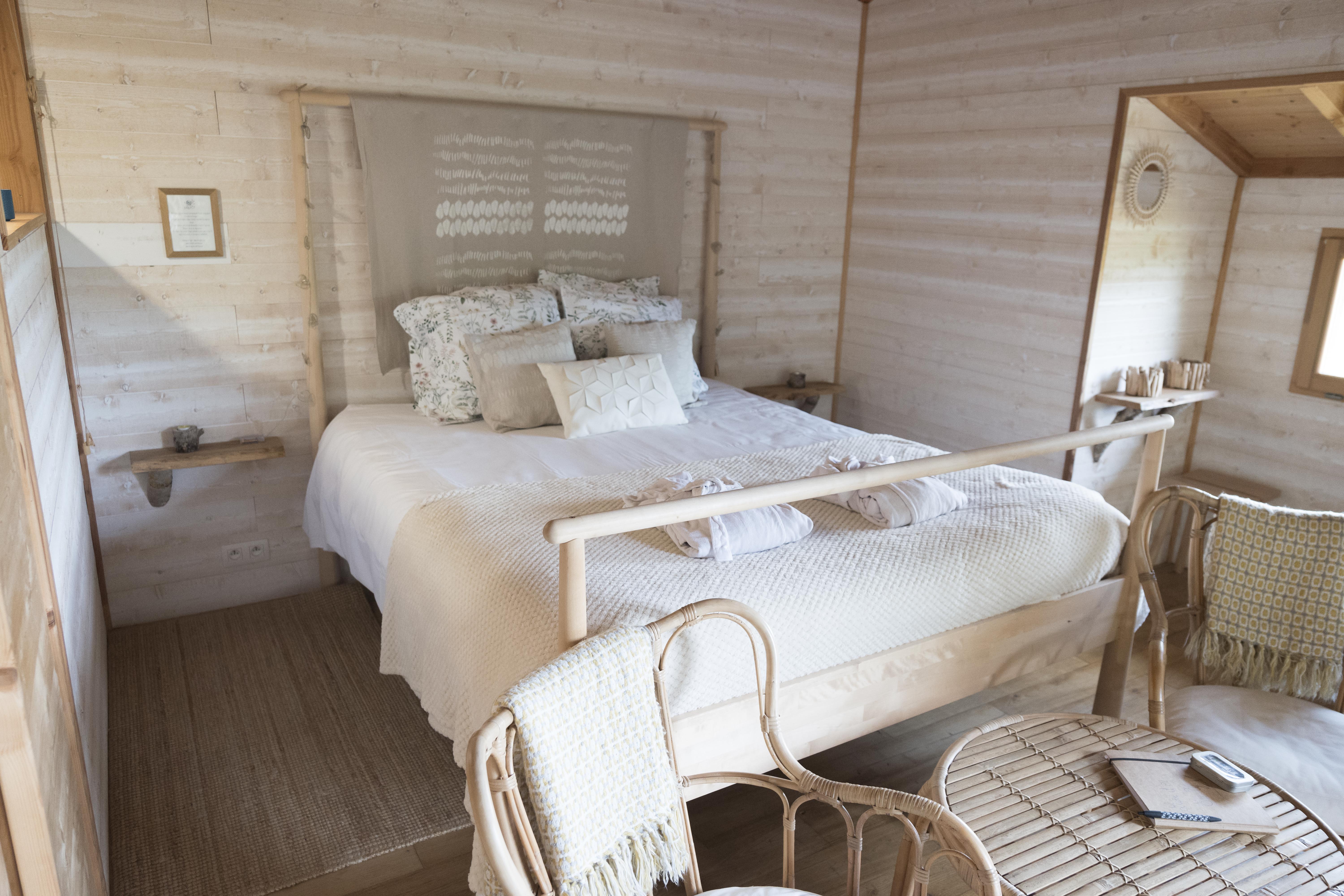 Cabane Spa luxe EnTy : une évasion dans les arbres en Bretagne à Ploemel — vue intérieure