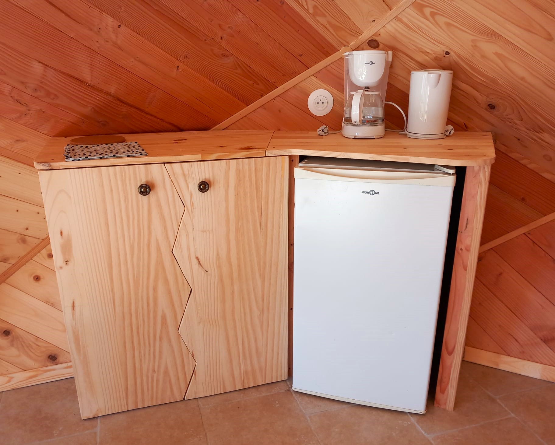 Cabane 'Noisette' au bord d'un lac