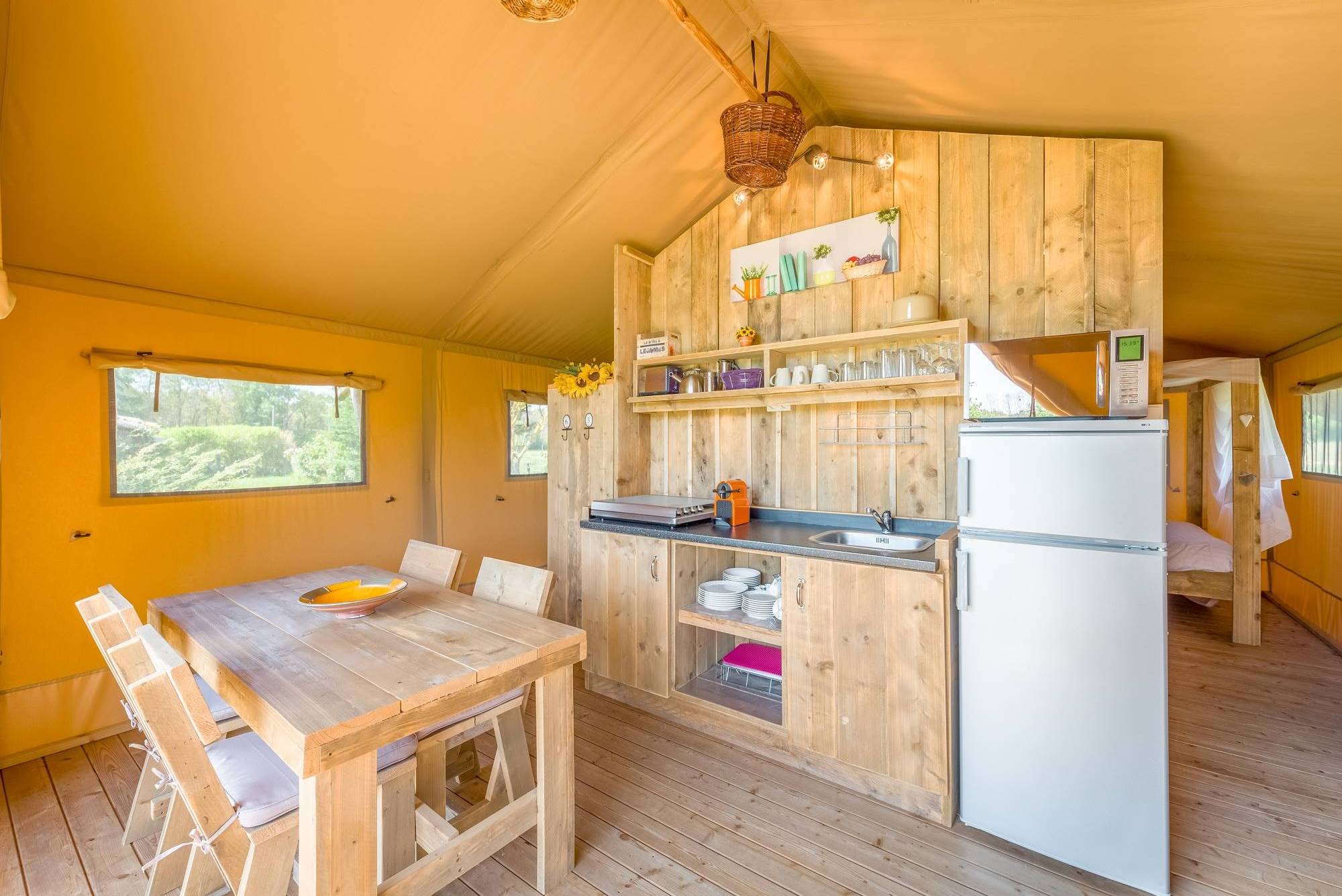 Tente Lodge la Briande : une immersion en pleine nature à Saires — salle de bain