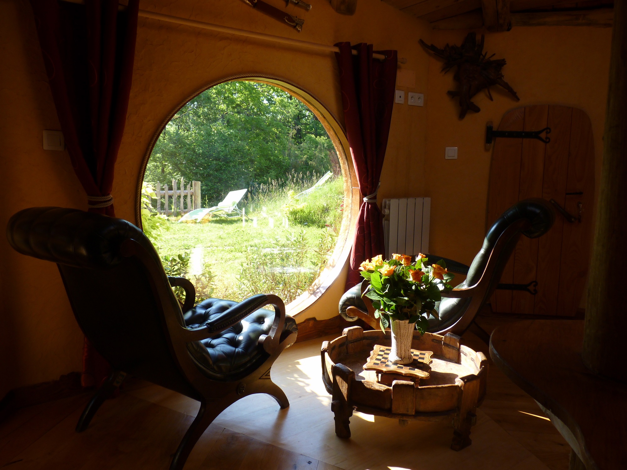 La Cabane-Spa Hobbit : une expérience immersive en Aquitaine à Salignac-Eyvigues — environnement naturel