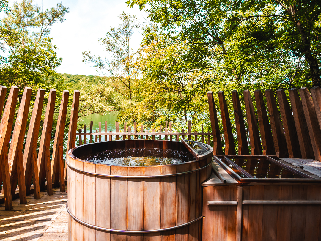 Cabane Spa Roseau : une escapade sur pilotis en Franche-Comté à Chassey-Lès-Montbozon — vue intérieure