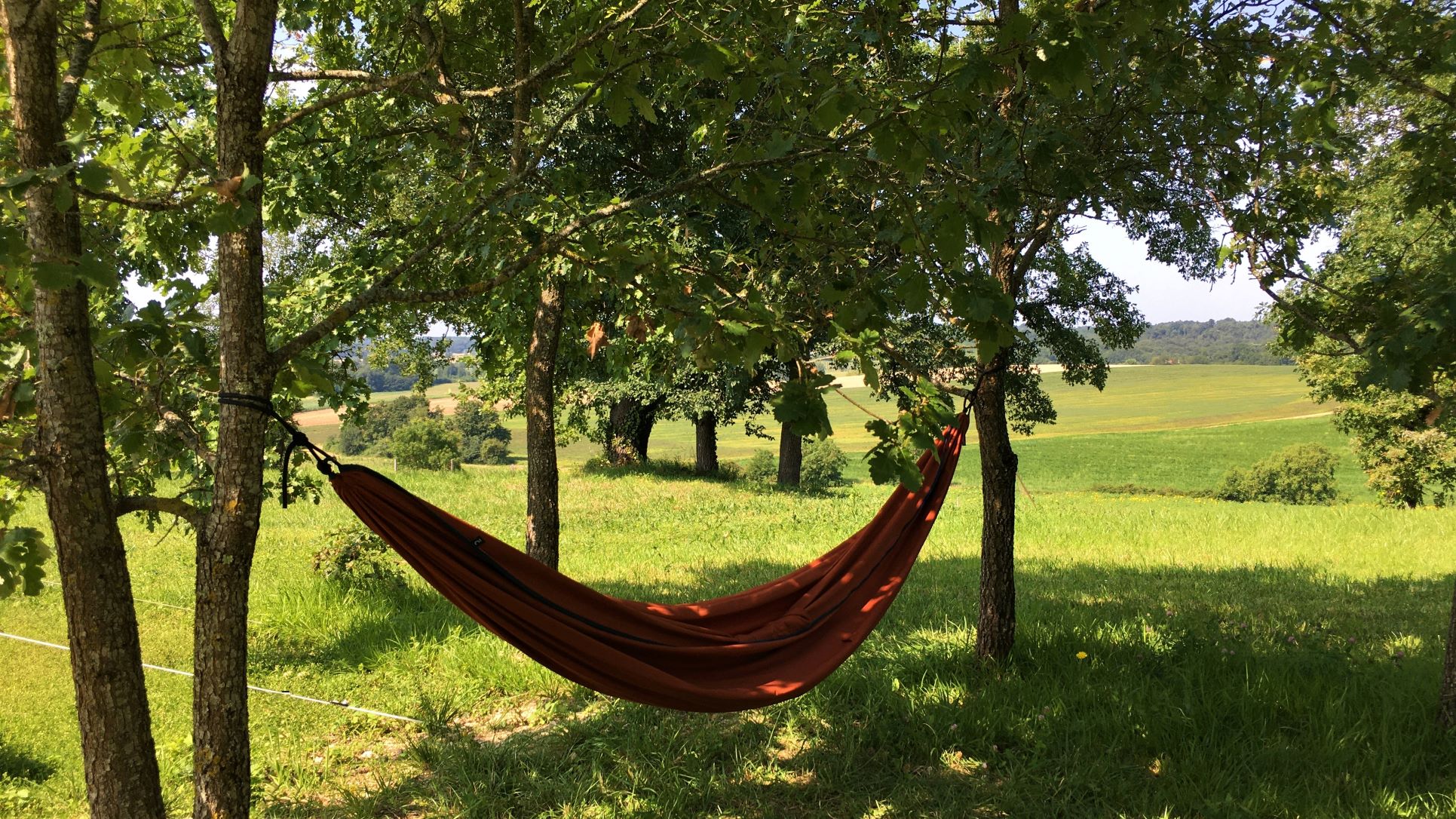 Tente Nomade — Séjour bohème chic avec spa à Charente à Châteauneuf-sur-Charente — vue depuis la terrasse