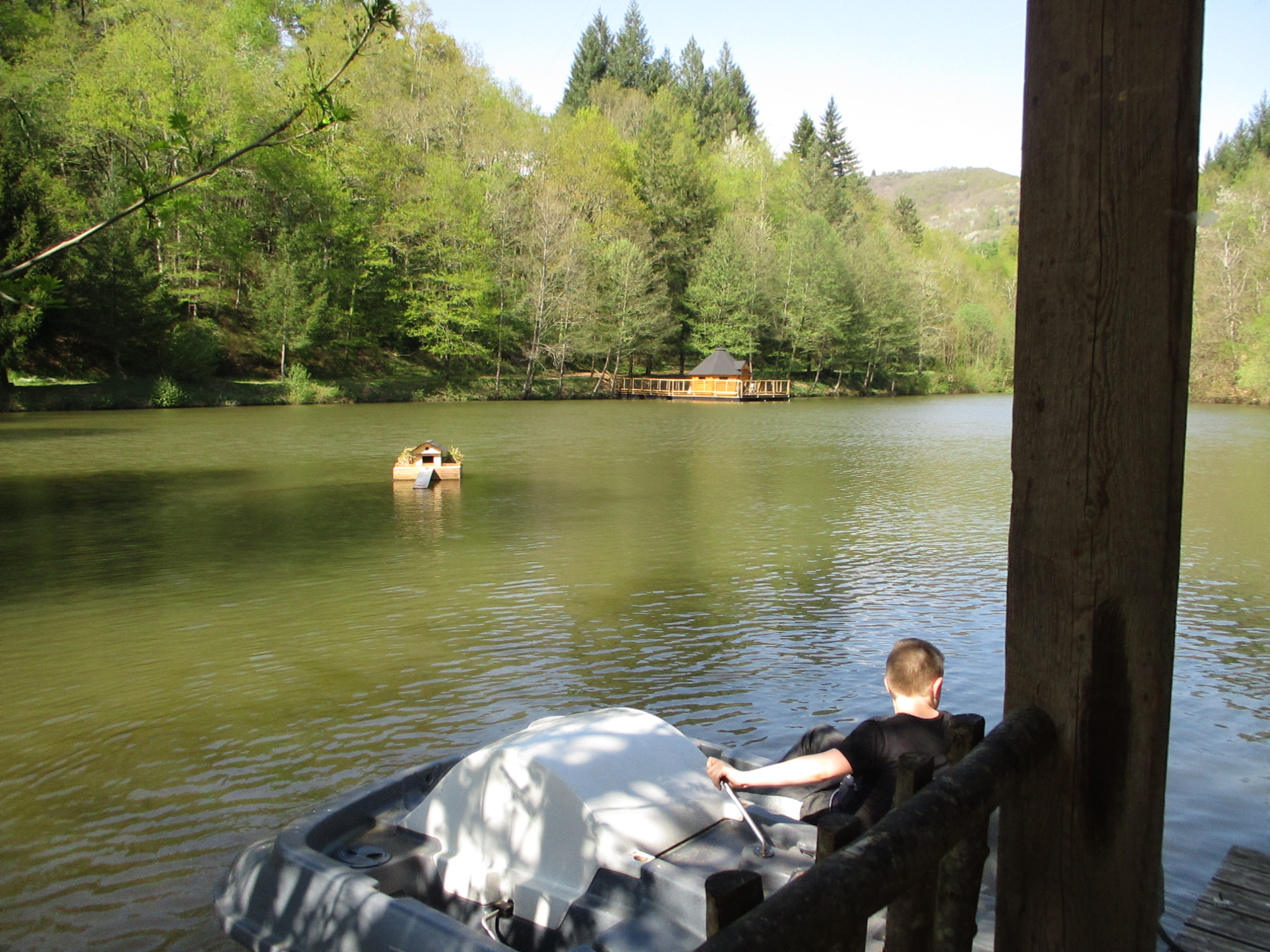 Cabane flottante Libellule : une évasion sur l'eau en Aveyron à Conques-En-Rouergue — espace de vie