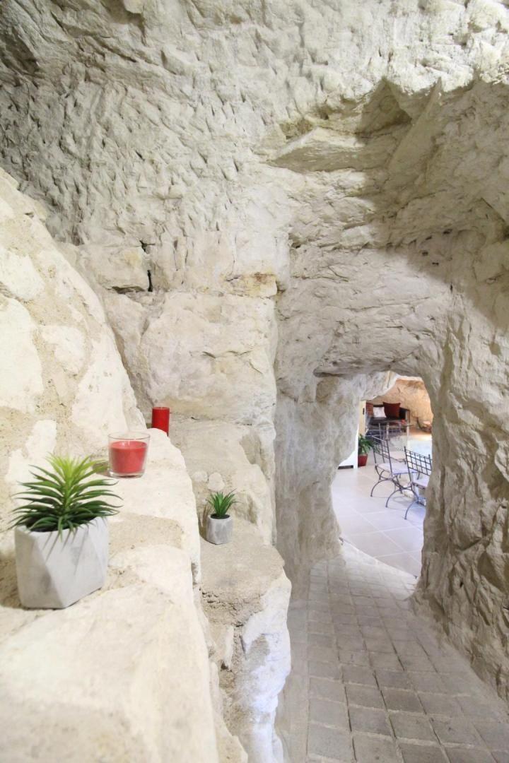 La Grotte Rouge : une maison troglodyte au cœur de la nature à Dénezé Sous Doué — espace de vie