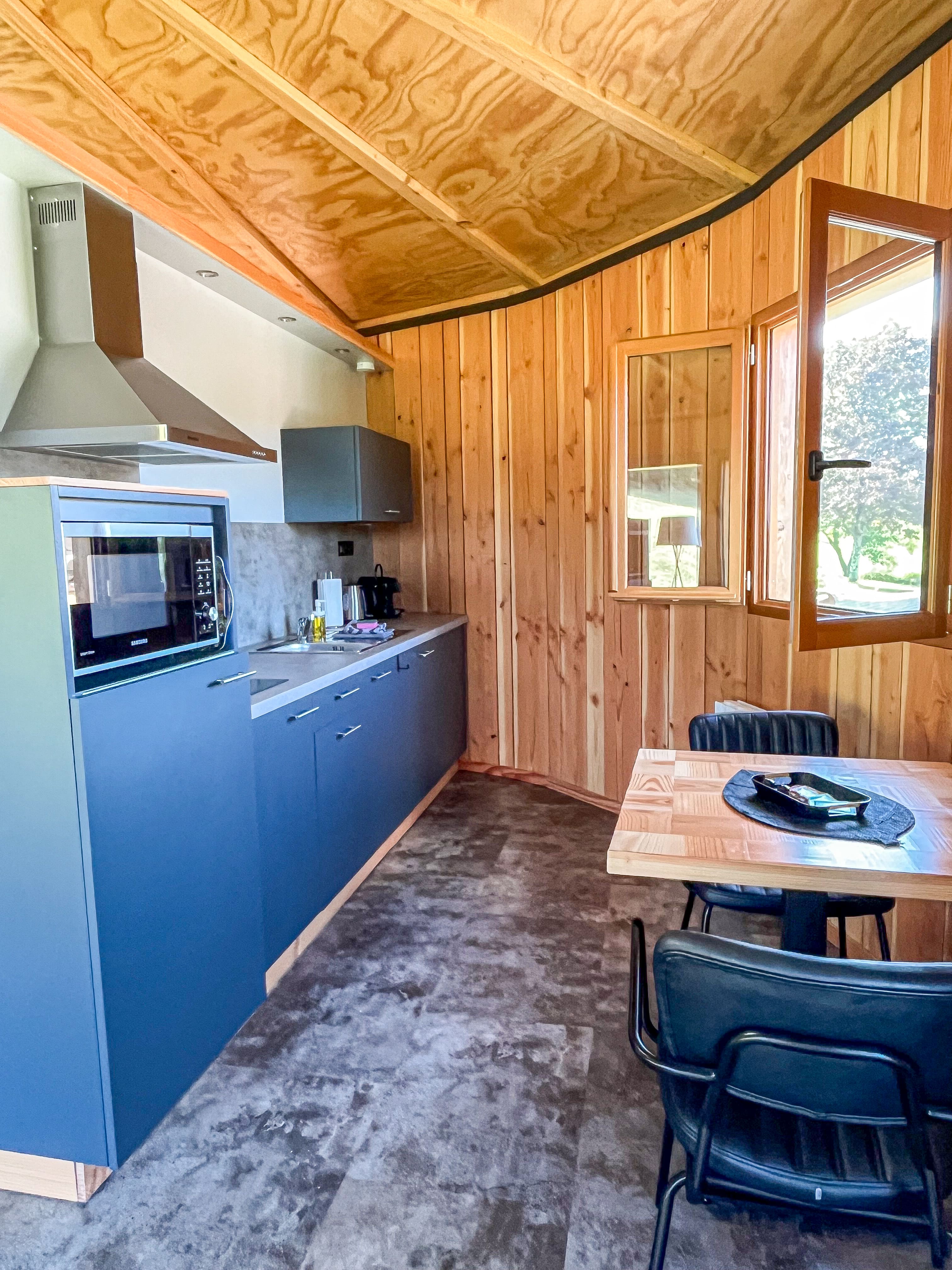 Cabane Douglas & Spa — Évasion romantique sur pilotis dans le Jura à Lons-le-Saunier — environnement naturel