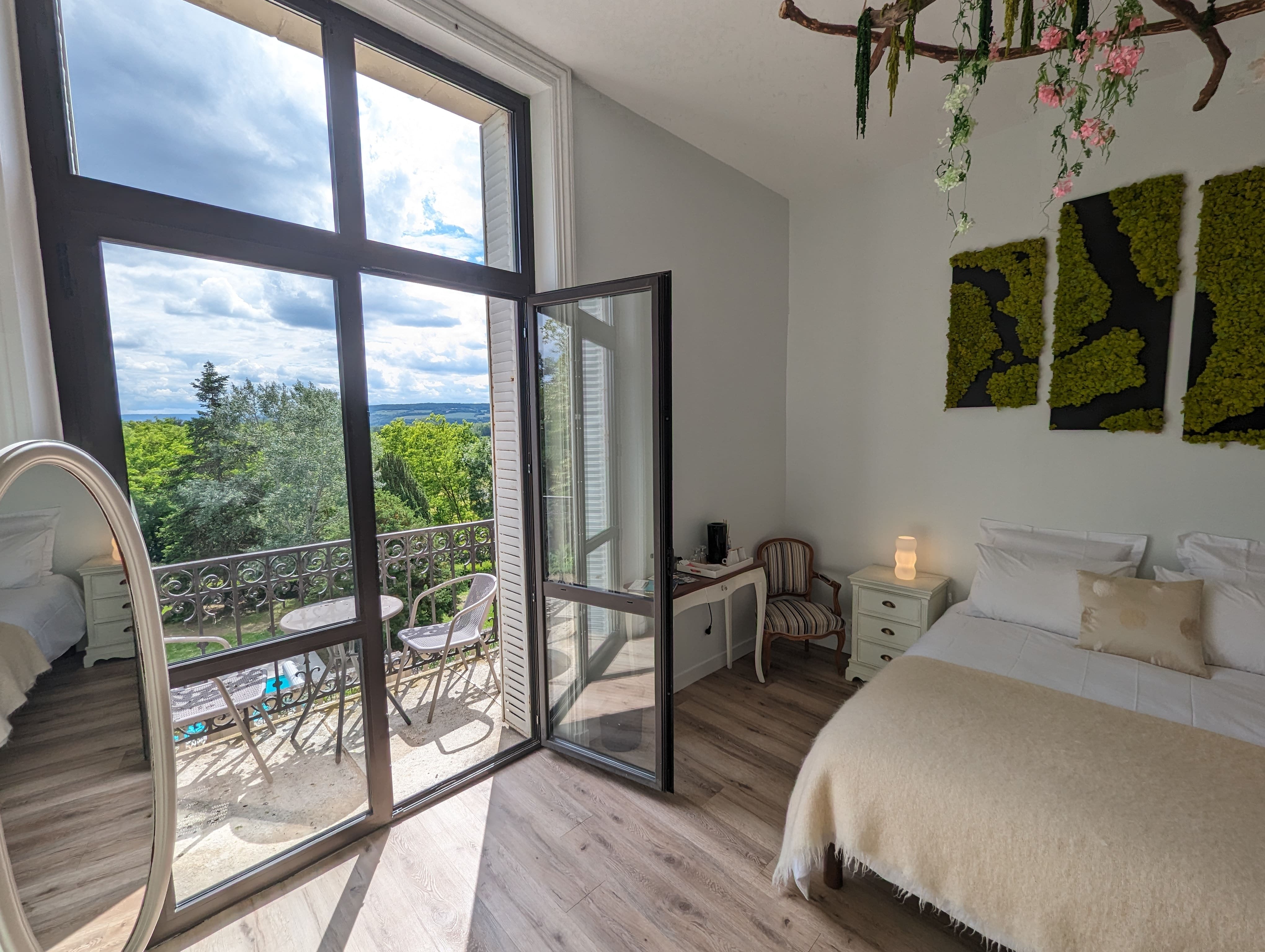 Chambre "Rêve de Gibbon" — Séjour haut de gamme avec spa à Puy-de-Dôme à Clermont-Ferrand — espace de vie