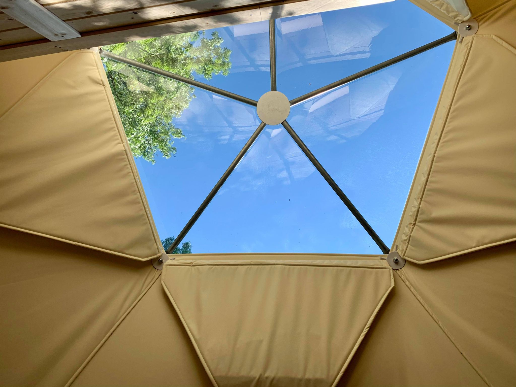 Géode Frêne Doré — Dôme avec spa à 180° sur la forêt en Gironde à Bruges — détail architectural