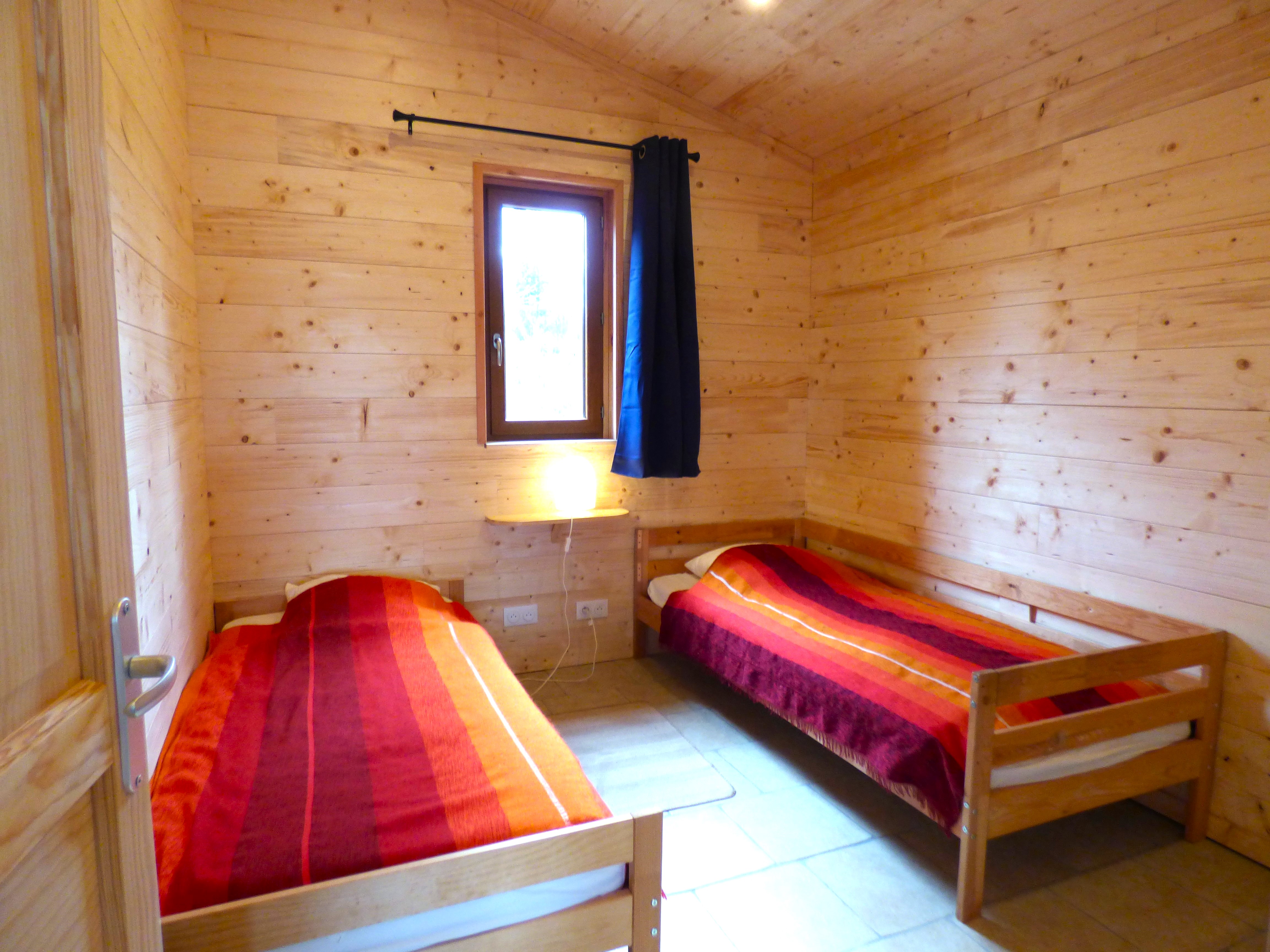 Chalet Douglas : une évasion romantique avec vue sur le lac à Condat-En-Combraille — espace de vie