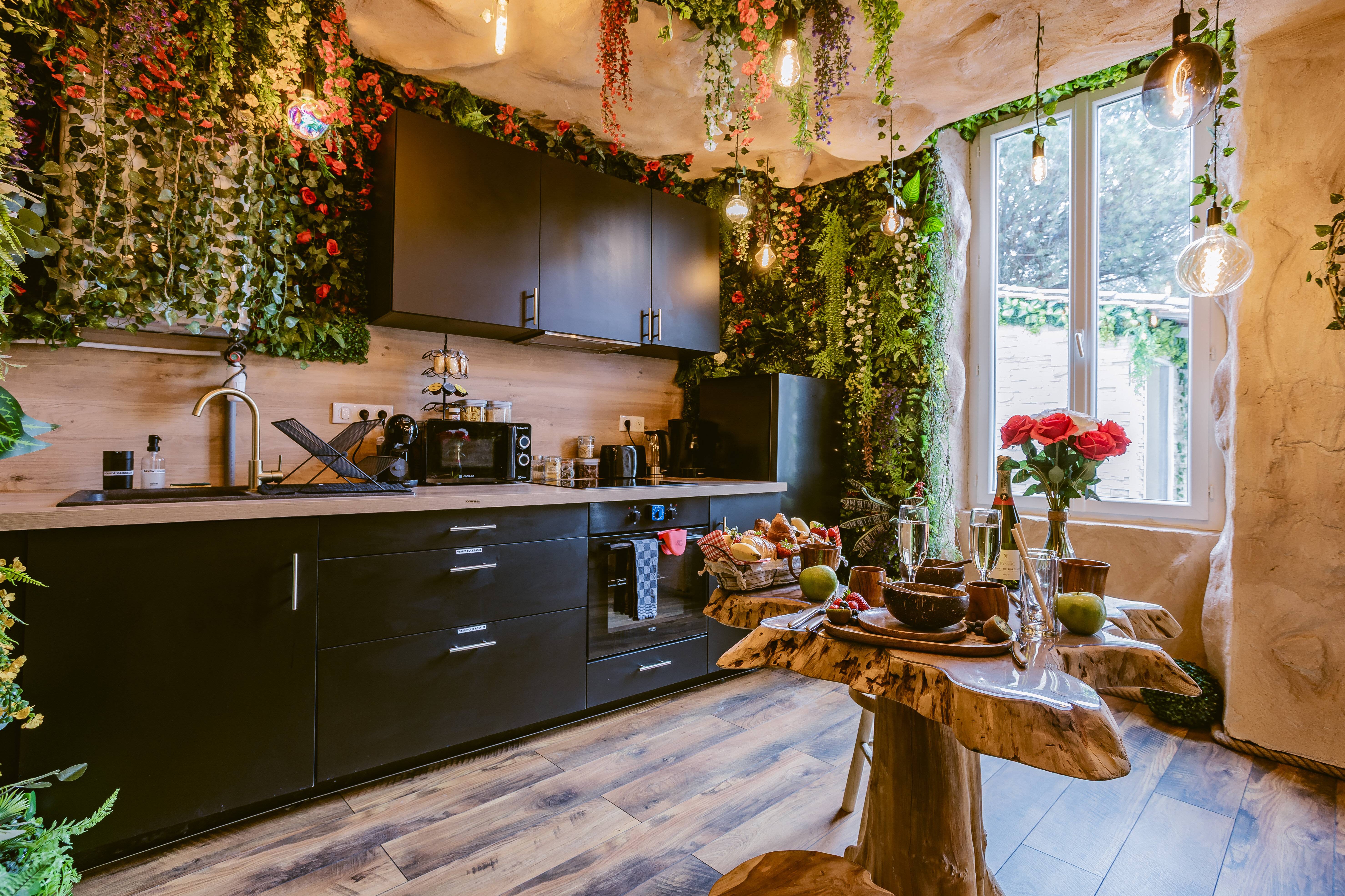 La Jungle Room & Spa — Chambre à thème tropicale en Dordogne à Coursac — vue depuis la terrasse