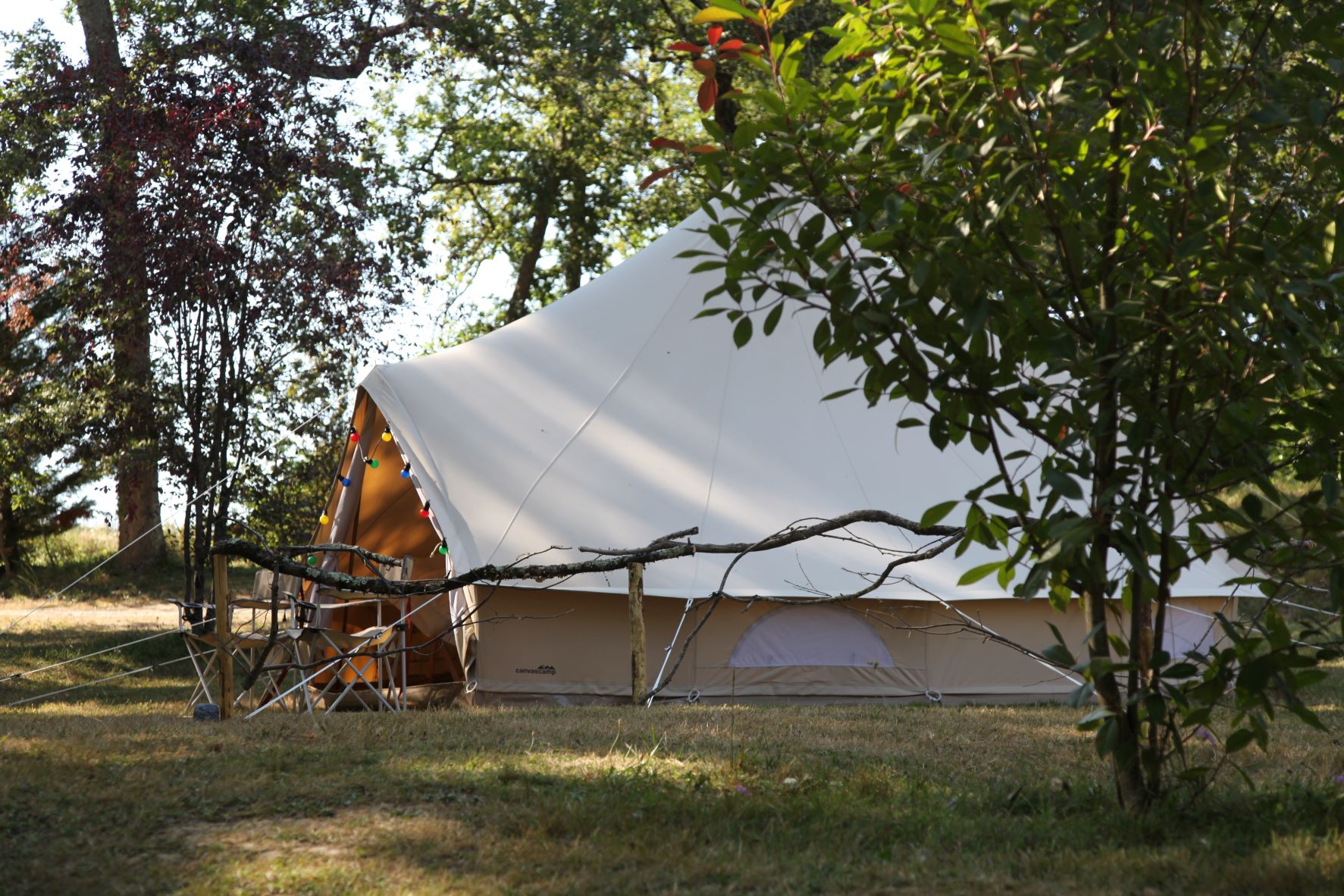 Tente Nomade Family — Séjour bohème avec spa à Gers à Riguepeu — espace de vie