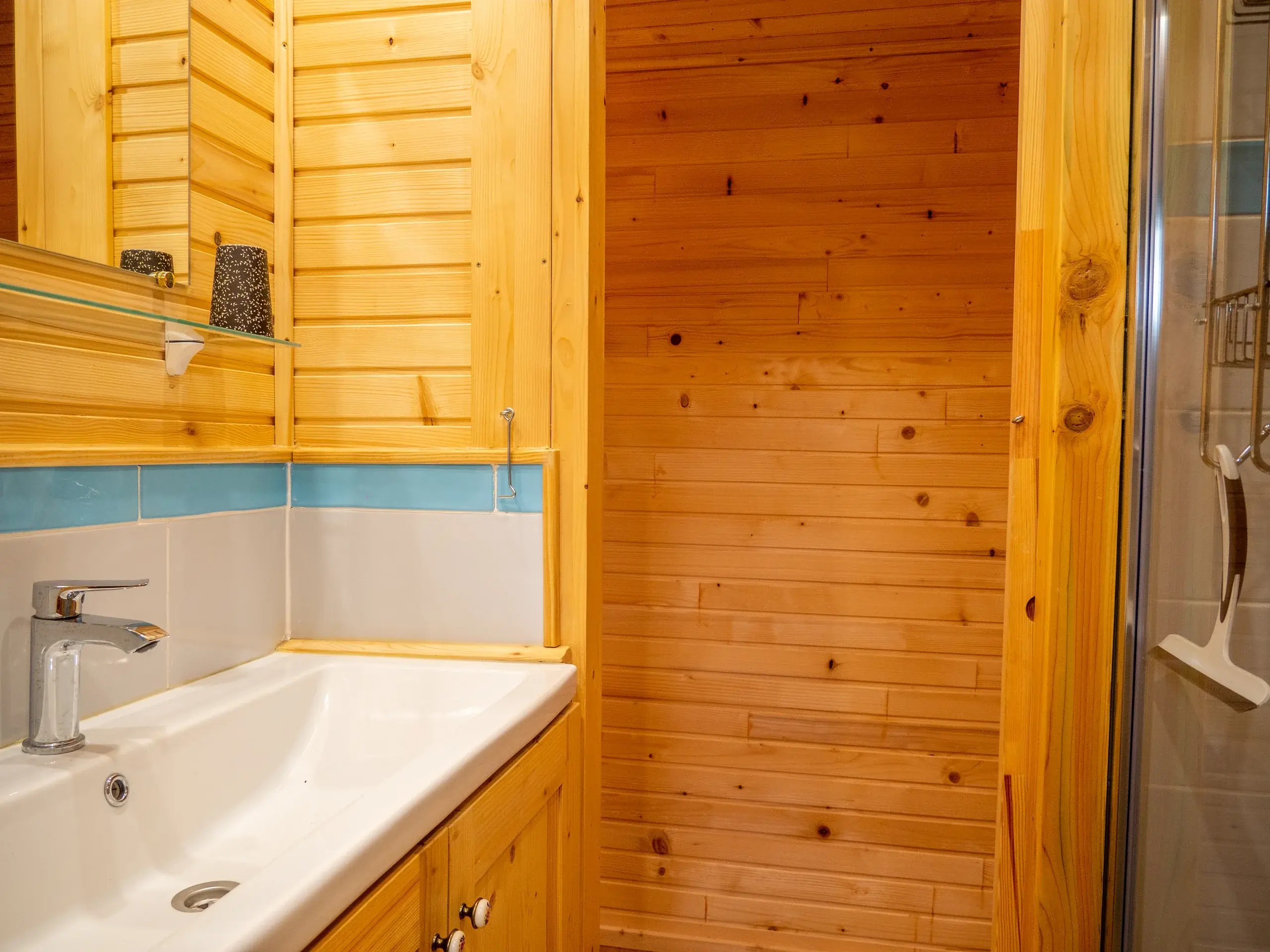 Roulotte Les Mésanges — Escapade bohème au bord d'un ruisseau en Ariège à Foix — détail architectural