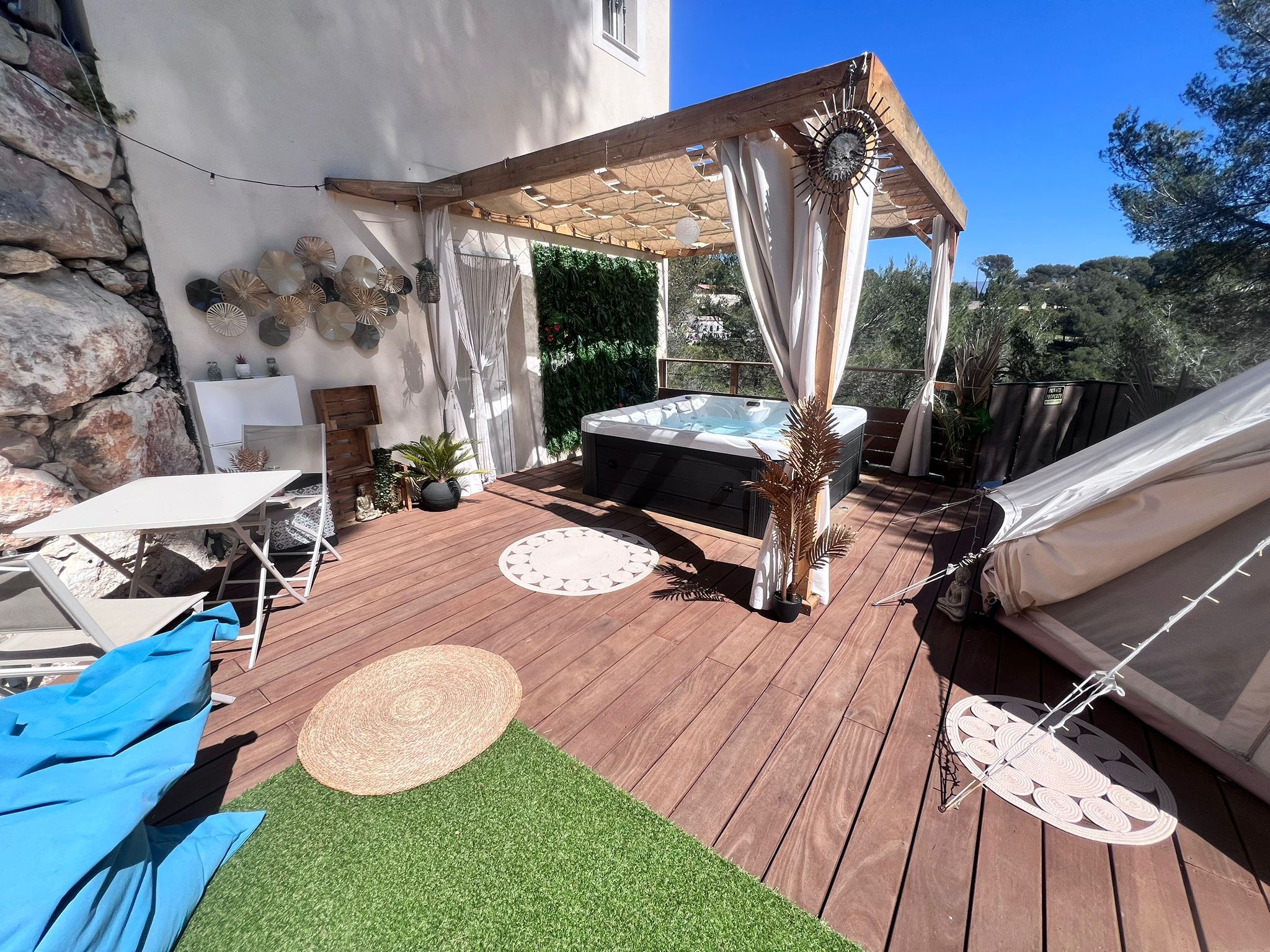 La tente lodge spa de MFG — Tente lodge avec jacuzzi à Cantaron à Nice — cuisine