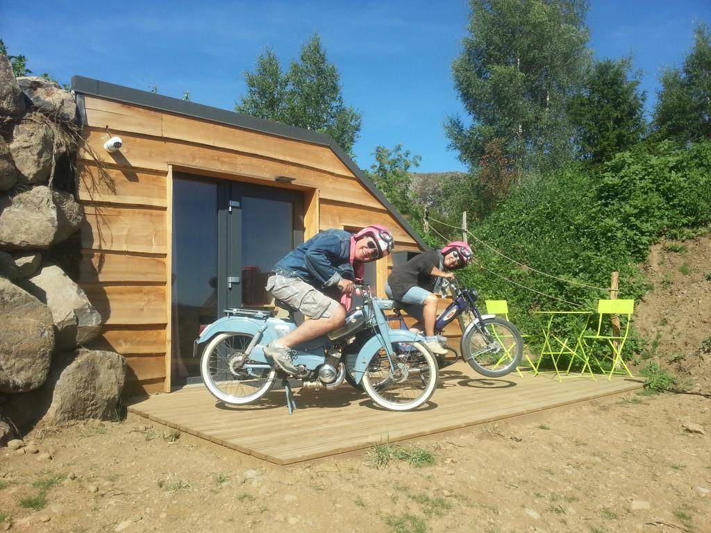 Cabane végétalisée en Auvergne : un refuge au cœur de la nature à St Urcize — chambre