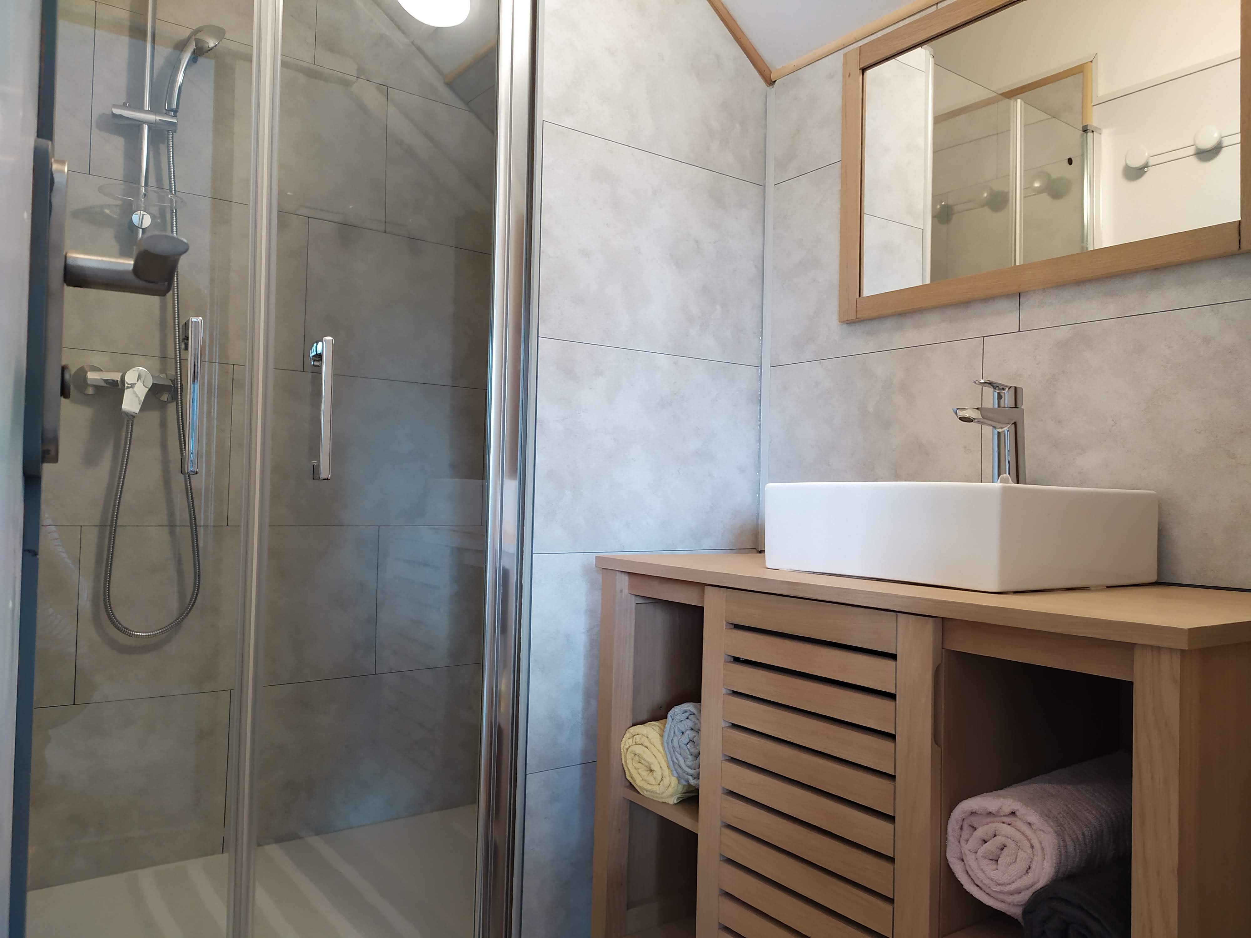 Chalet Spa de Senaud : une évasion romantique en Rhône-Alpes à Albon — détail architectural