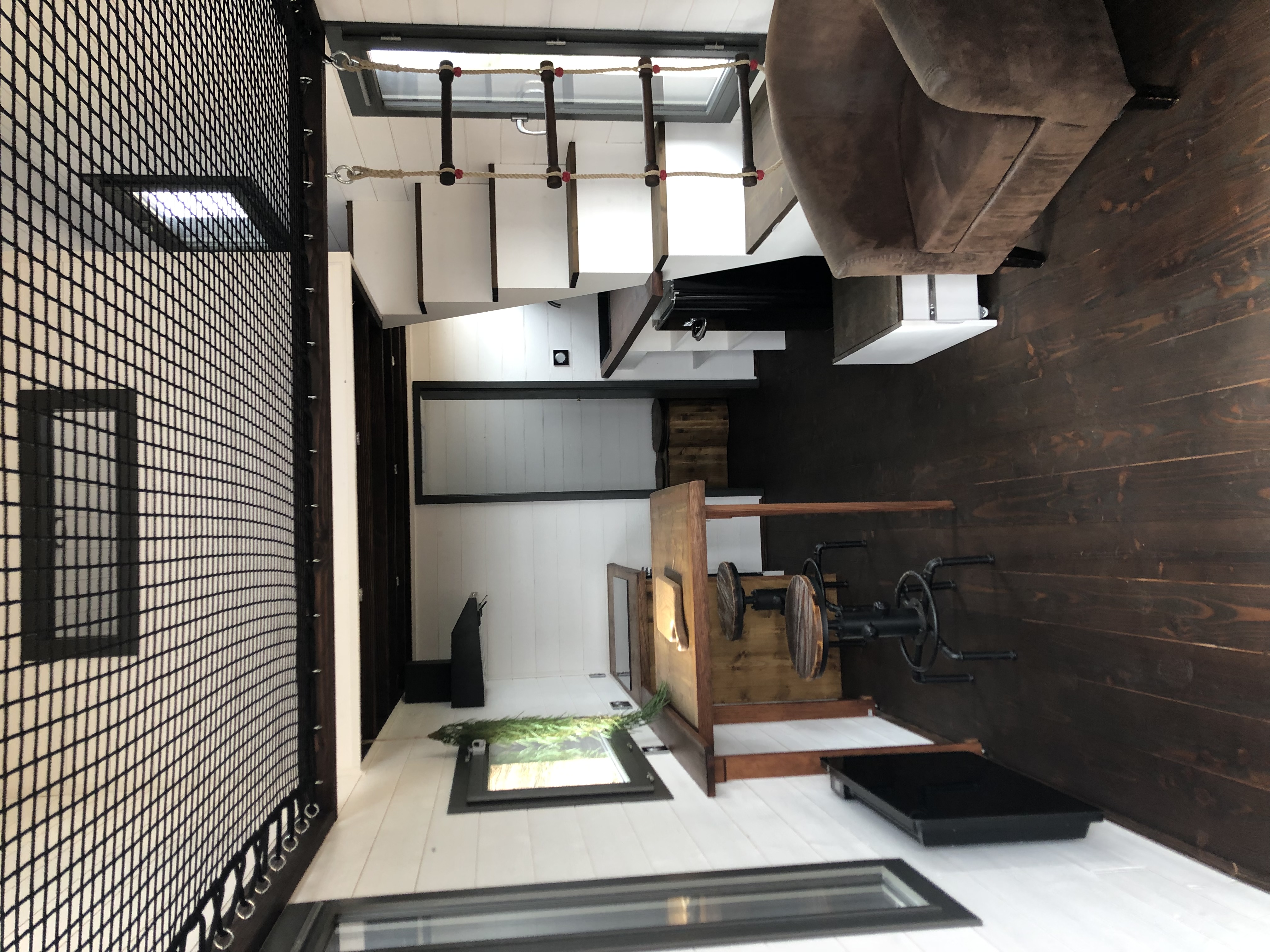 Évasion en tiny house avec bain nordique à la ferme à Cuzance — vue intérieure