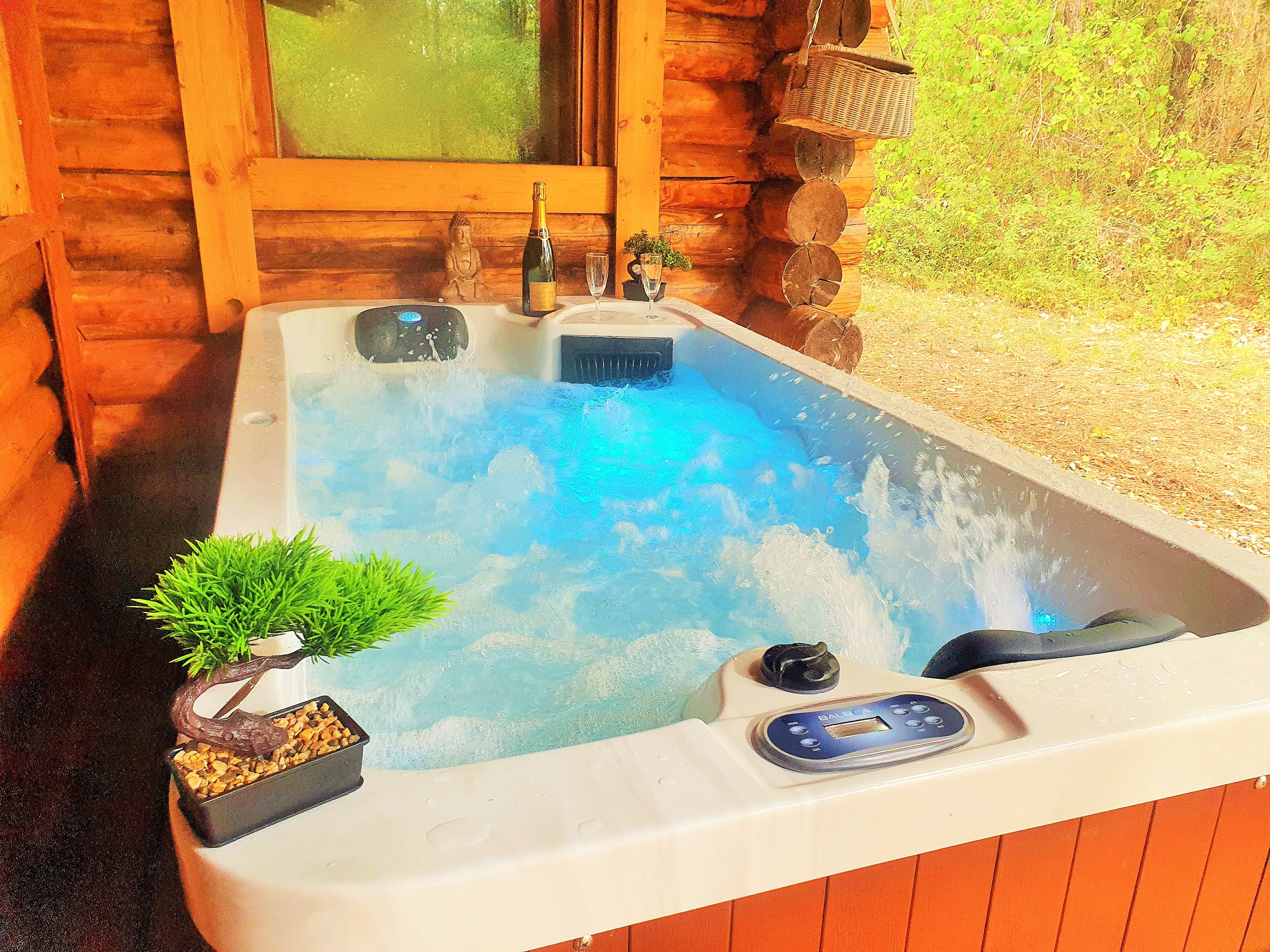 Un chalet enchanteur en pleine forêt avec spa privatif à Les Farges — espace de vie