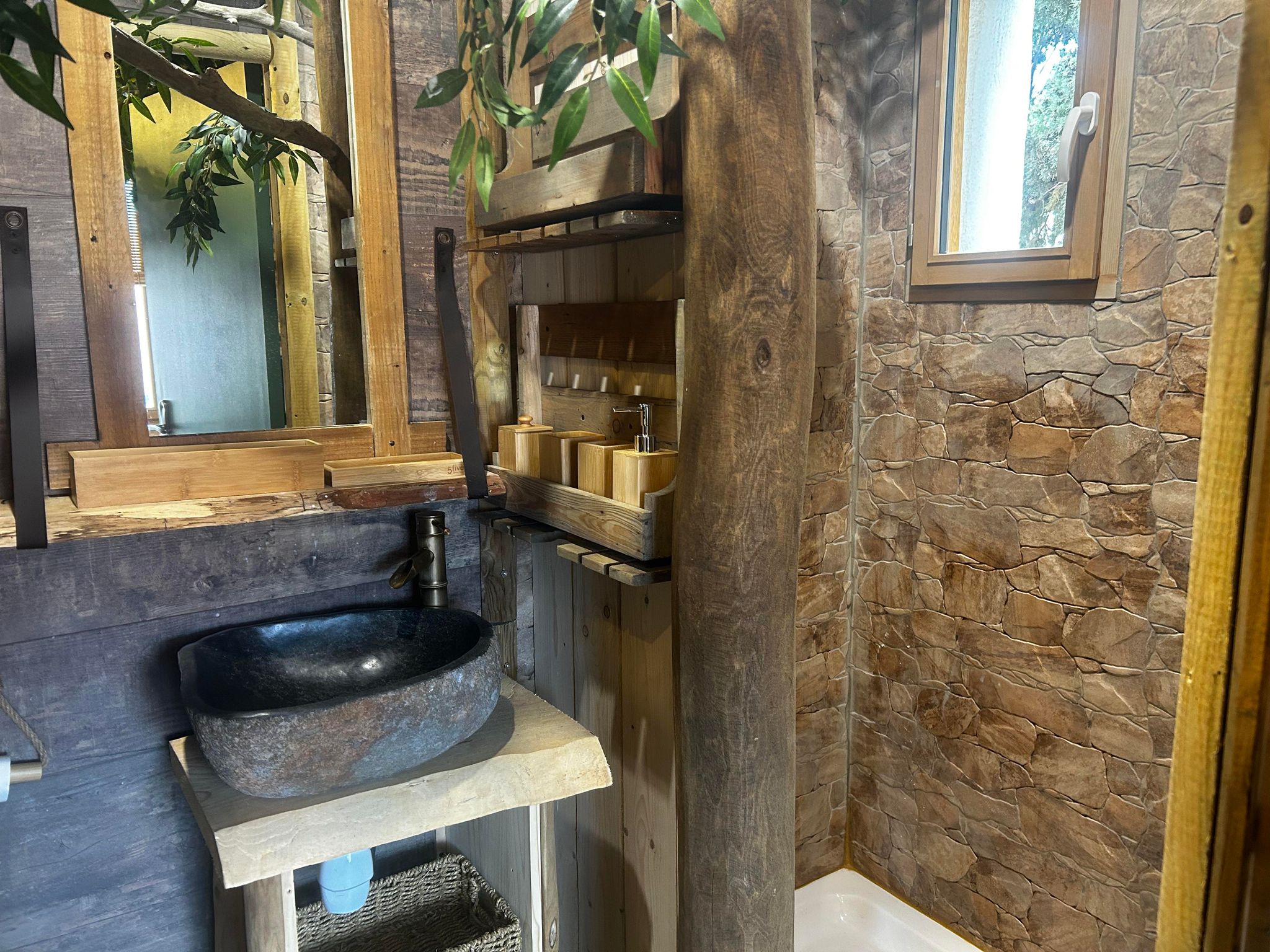 La Jungle Room de Paulette — Chambre à thème avec spa à Pau à Pau — cuisine