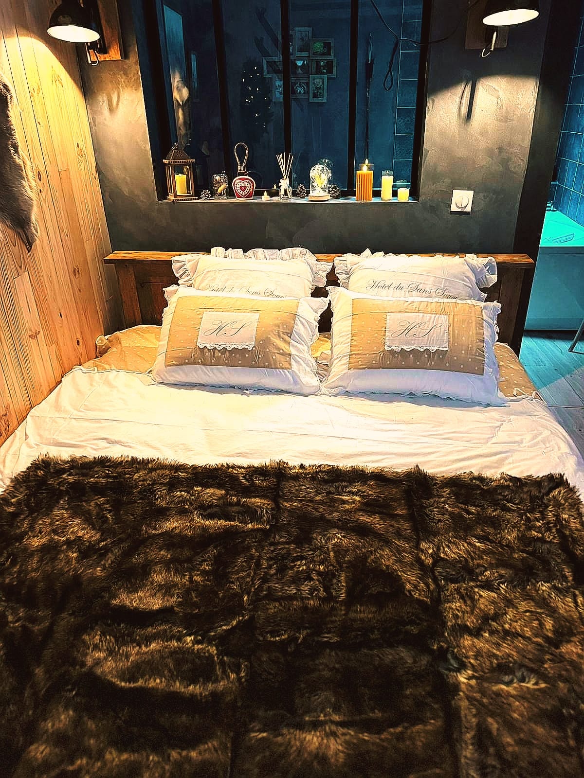 Chalet Romantique Spa & Ciné Privé — Chambre à thème avec jacuzzi à Amiens à Amiens — détail architectural