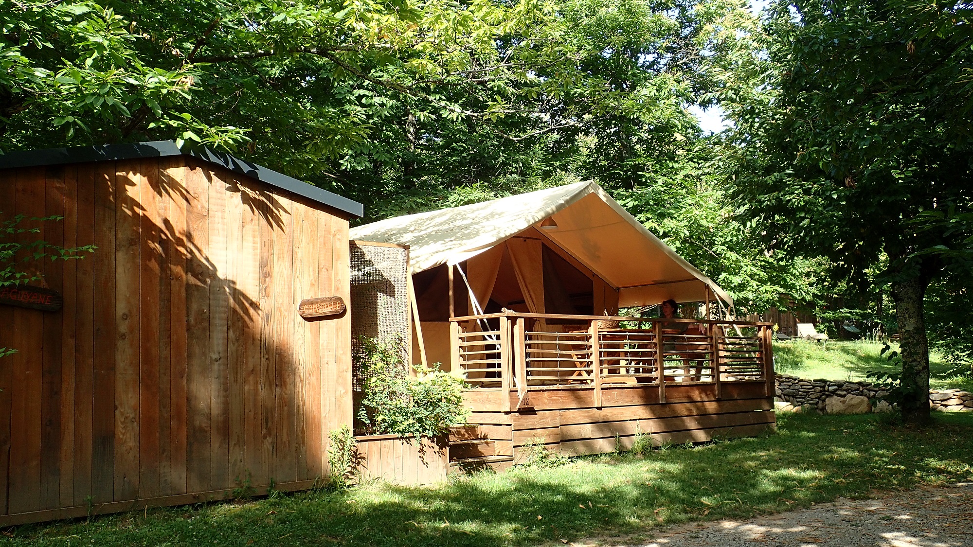 Tente Lodge La Châtaigneraie — Glamping avec spa en Ardèche