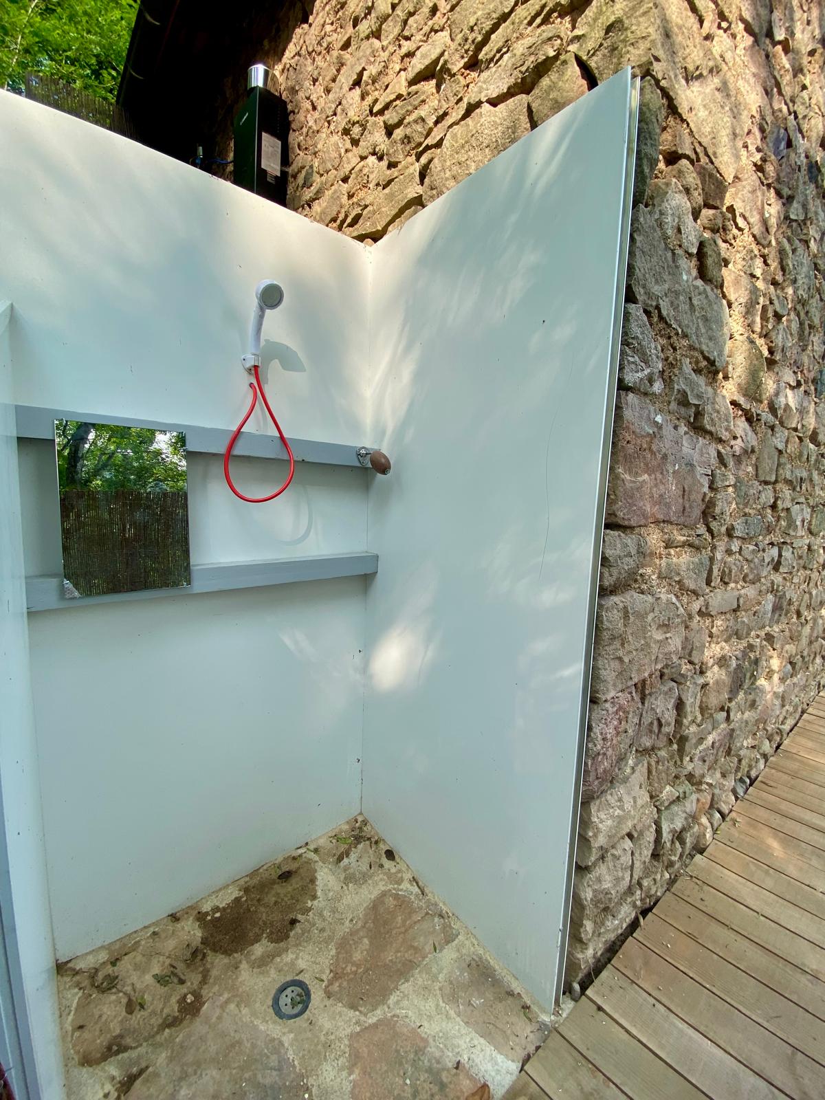 Cabane autonome dans les bois — Séjour nature à Saône-et-Loire à La Chapelle-du-Mont-de-France — vue depuis la terrasse