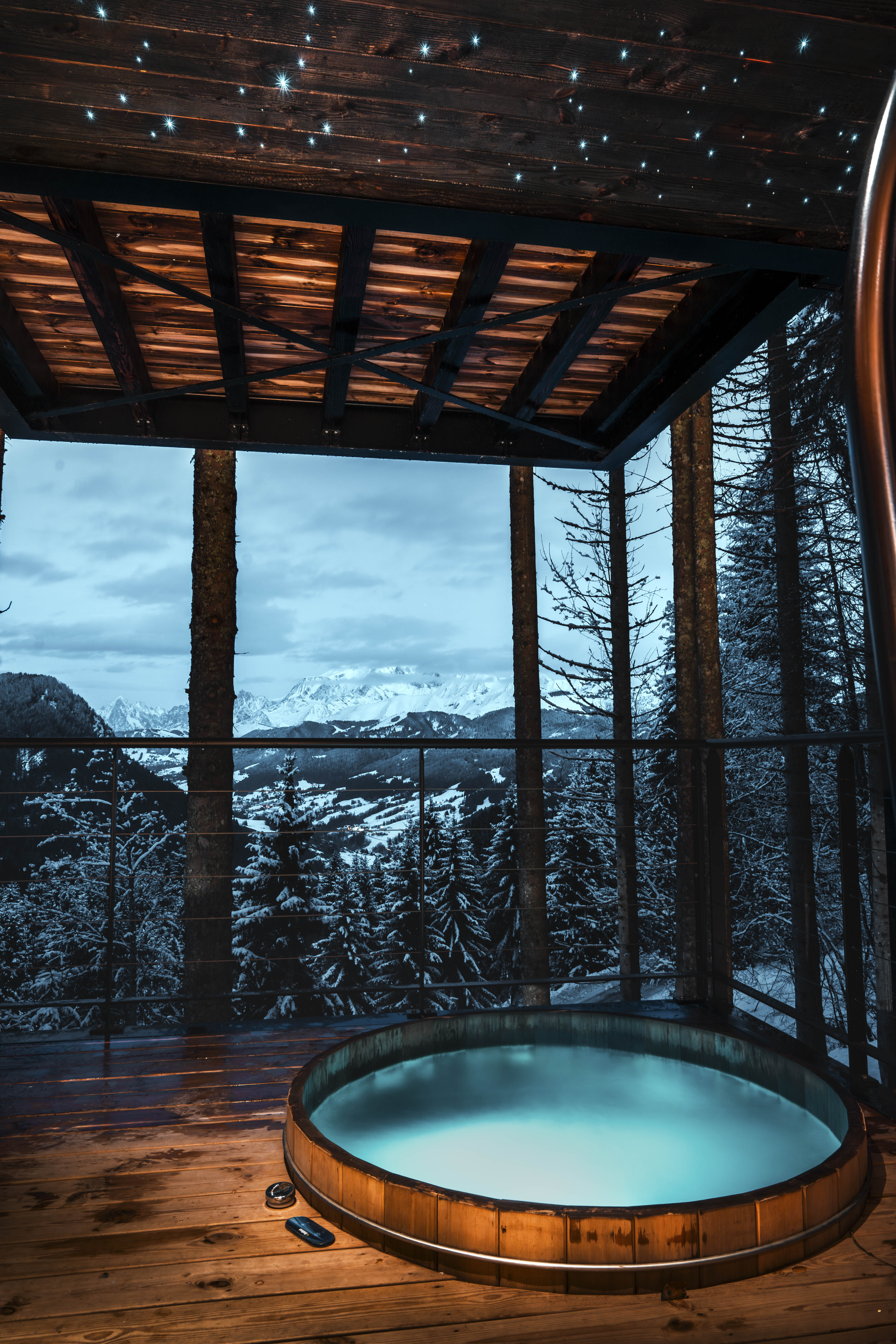Cabane sur pilotis à la Belle Étoile avec spa privatif à Saint Nicolas La Chapelle — chambre