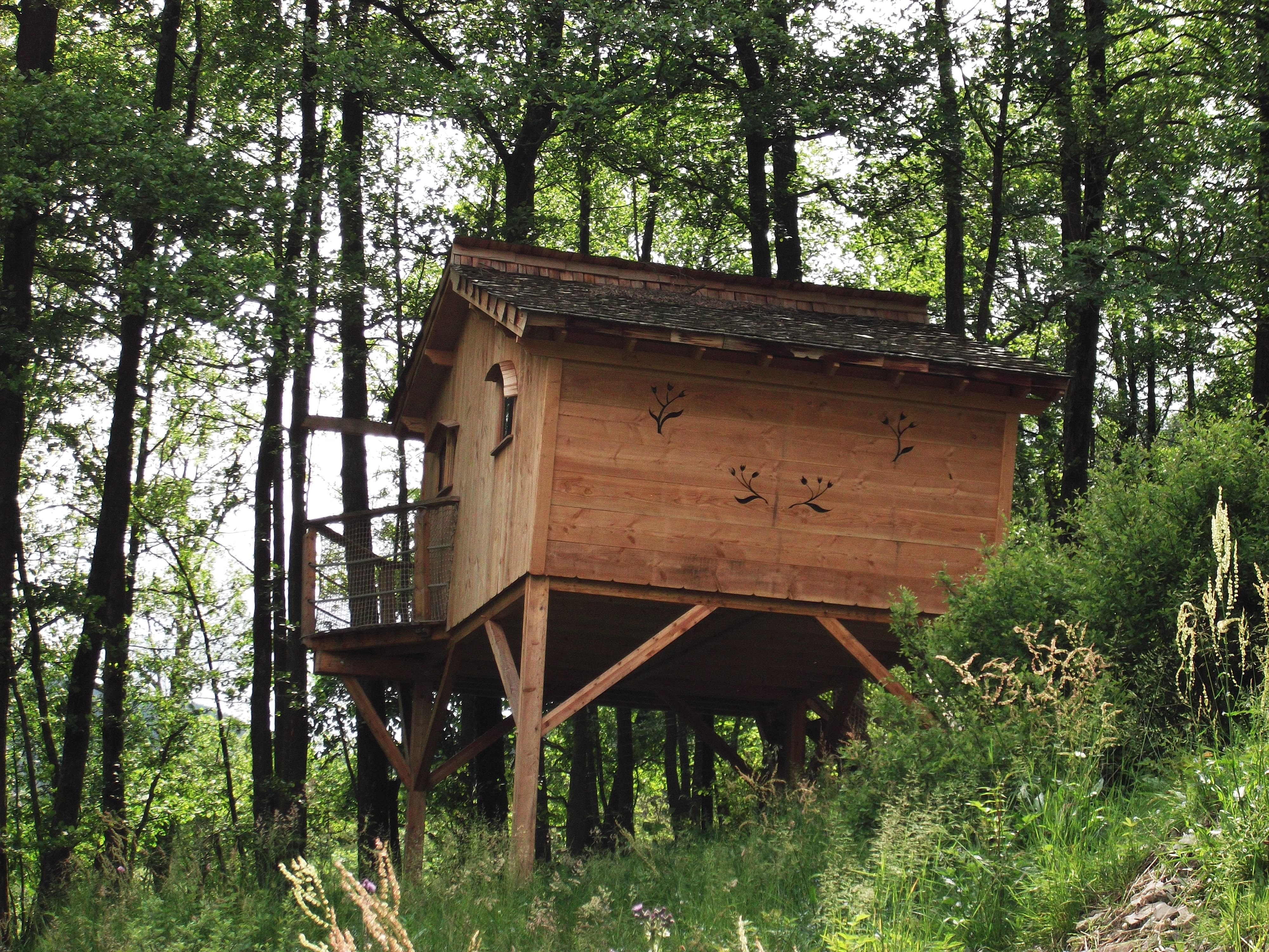 Cabane sur pilotis : le refuge du Trappeur en Alsace à Grandfontaine — salle de bain