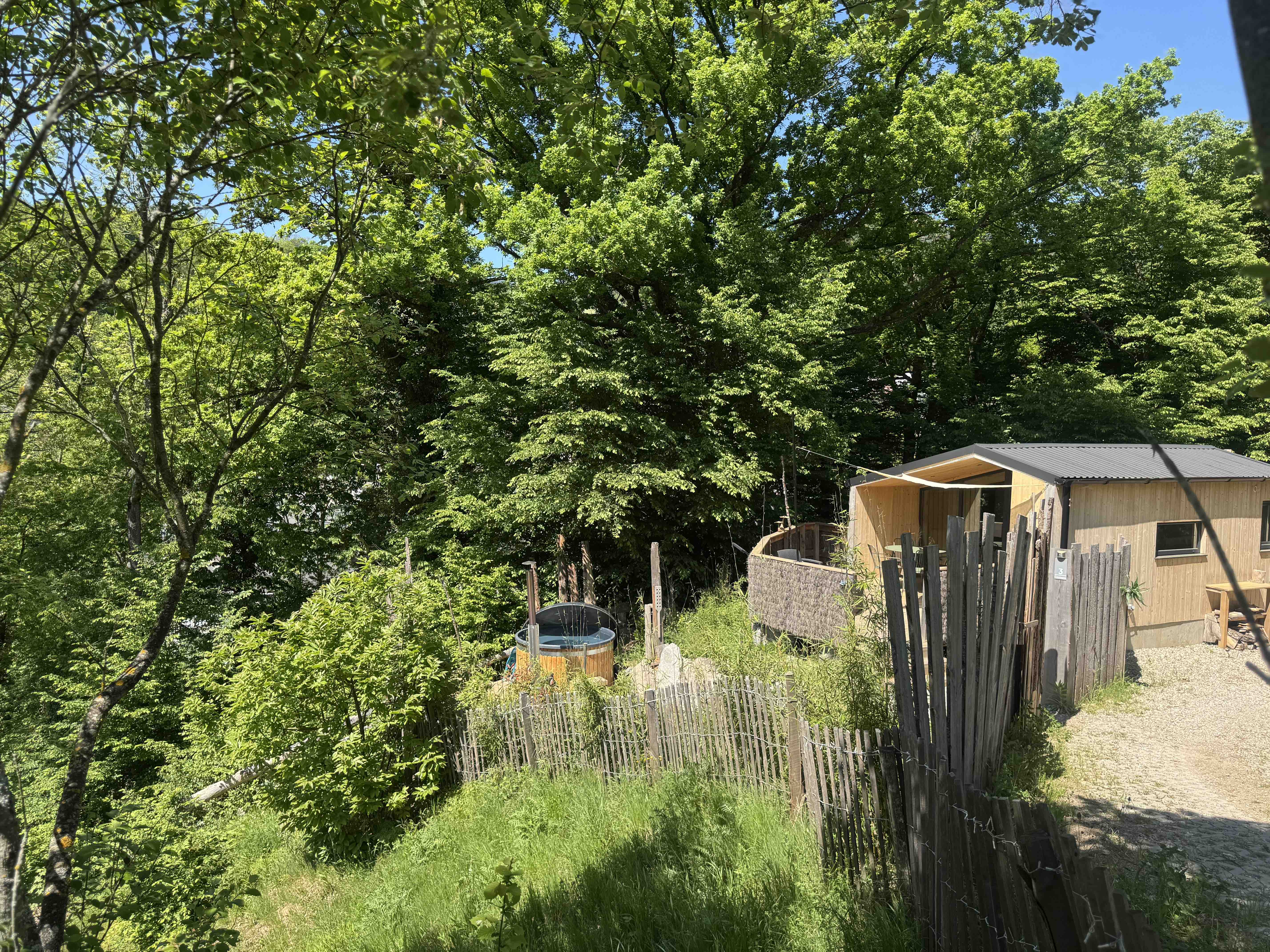 La Maison Cassiopée : une cabane avec bain nordique en Alsace à Orbey — cuisine