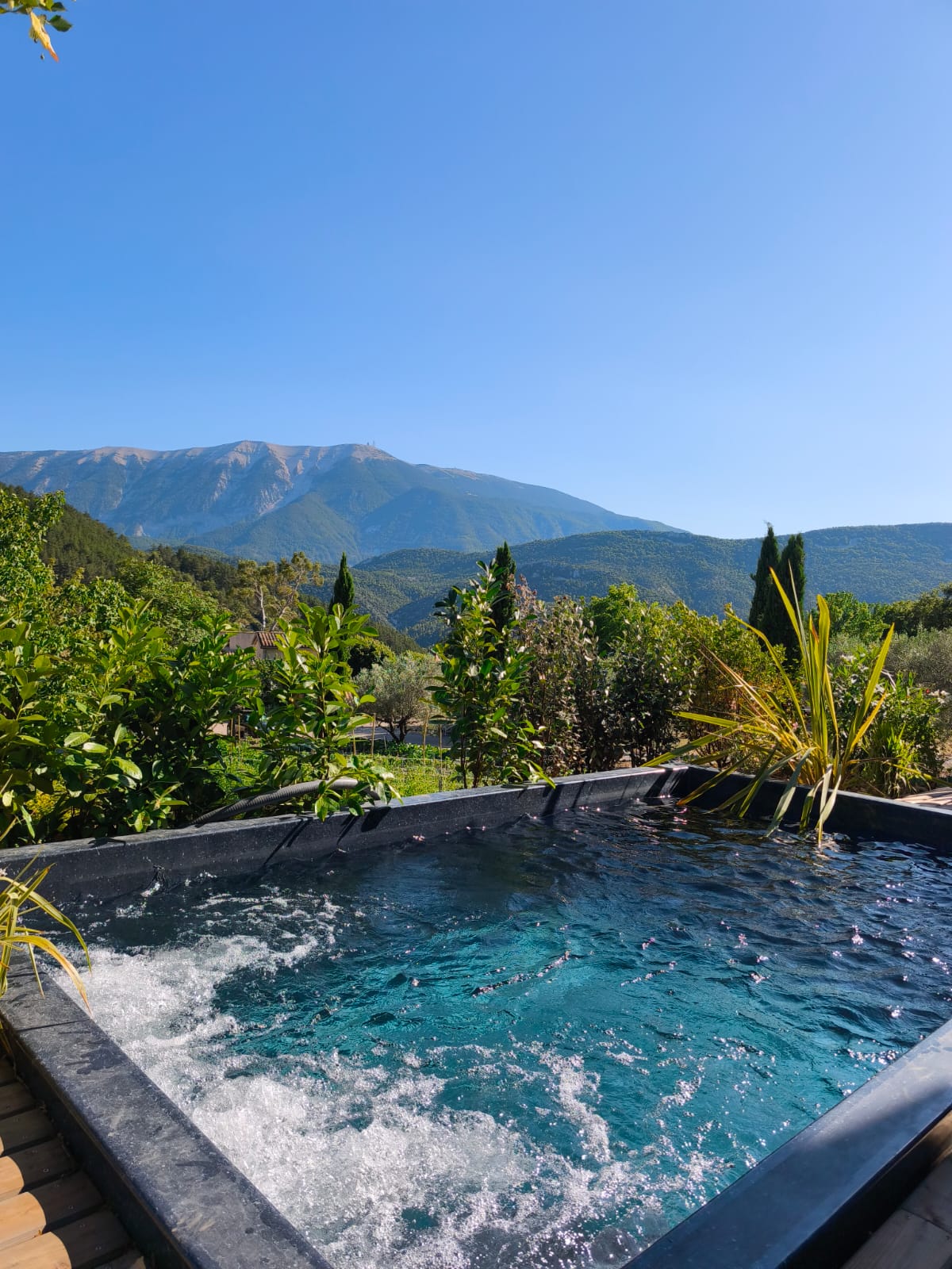 LODGE DES BARONNIES — Maison insolite avec spa et piscine à Drôme à Die — cuisine