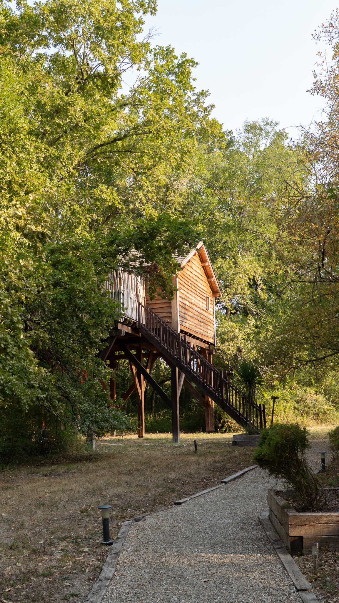 Lodge Natura & Spa — Cabane dans les arbres avec spa à 4m en Gironde à Gironde-sur-Dropt — détail architectural