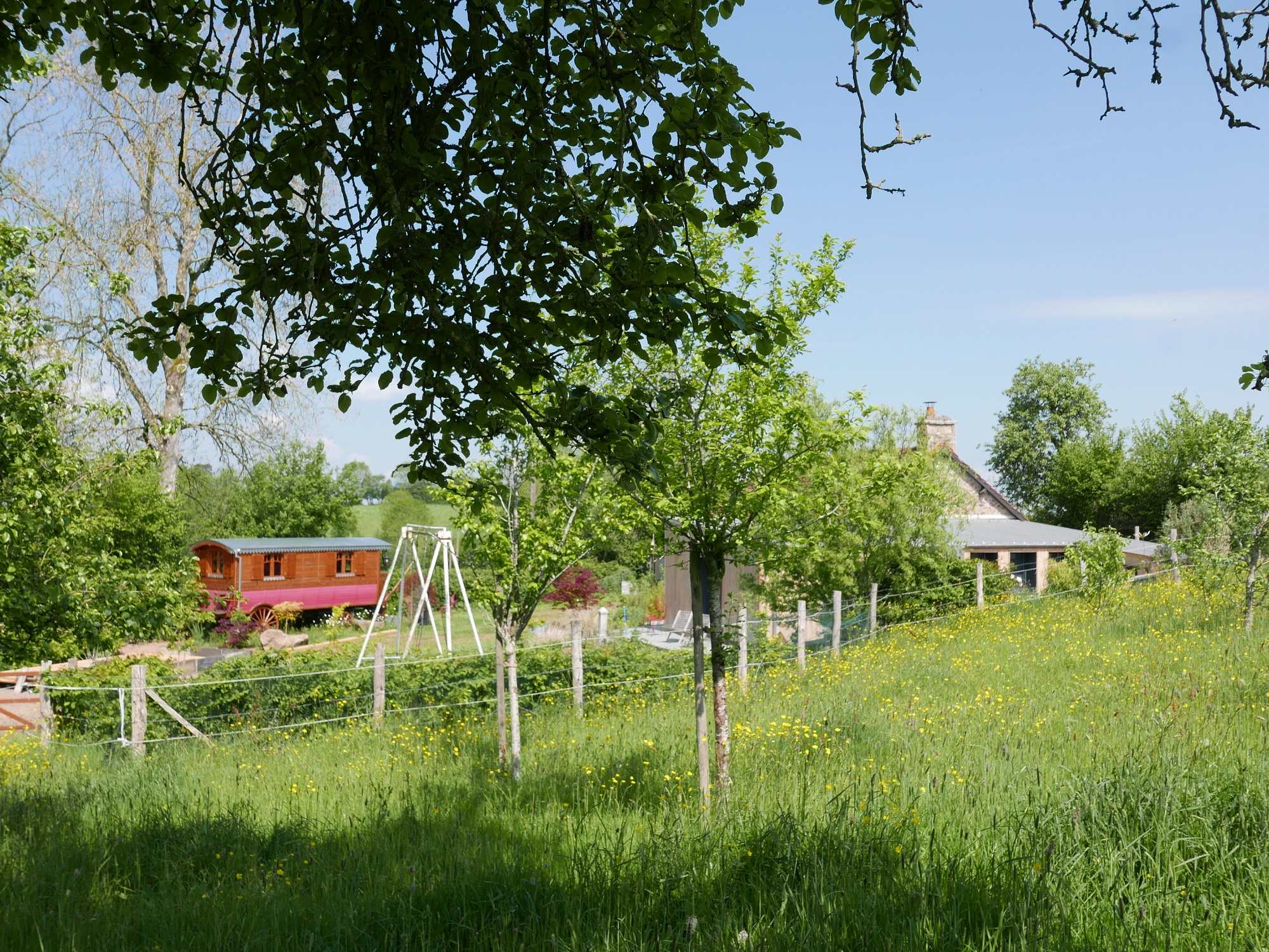 La Roulotte de Coco & Spa : un cocon de bien-être en Normandie à La Lande De Goult — salle de bain