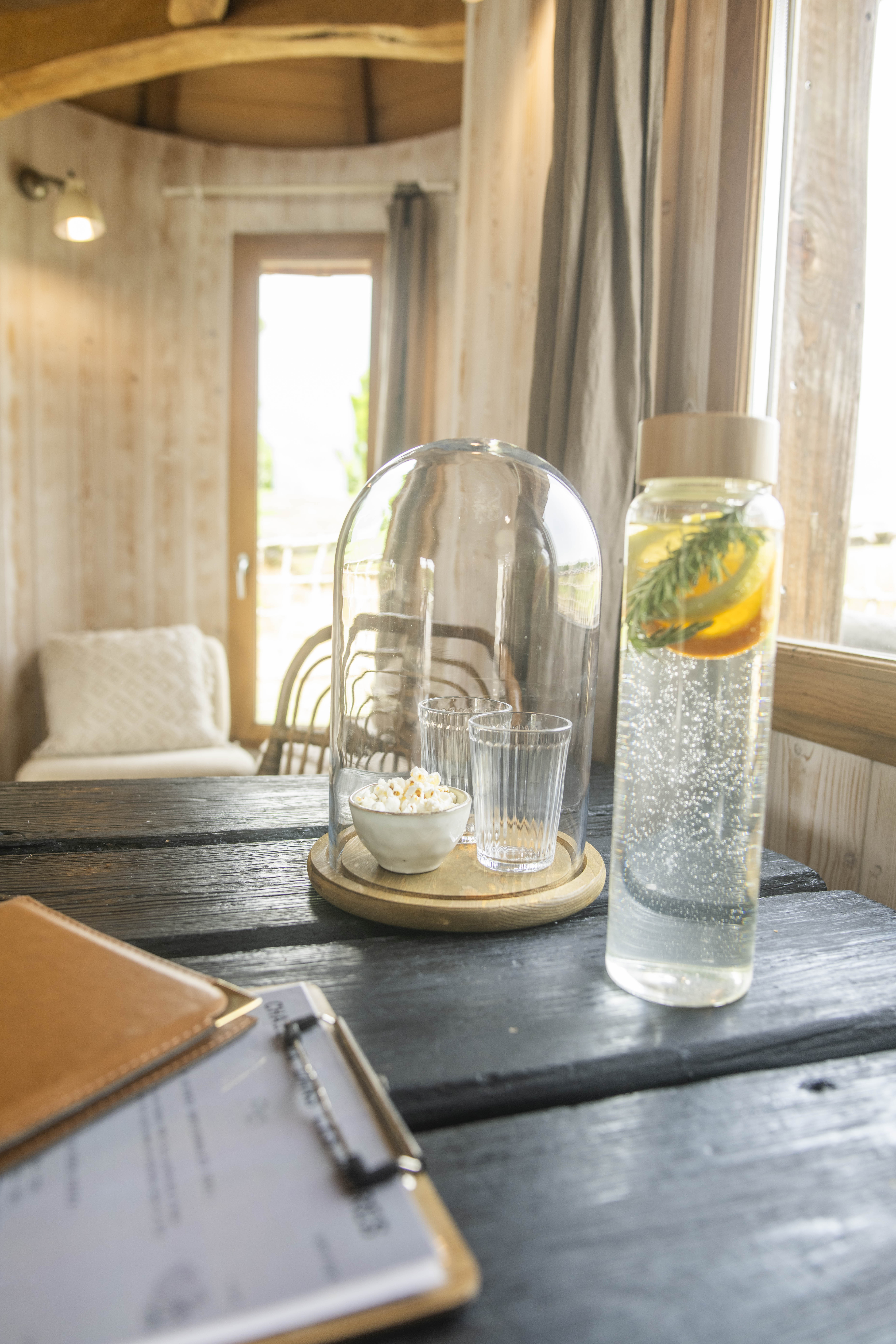Cabane Château Biron & spa : une évasion sur l'eau en Aquitaine à Beaumontois En Perigord — détail architectural